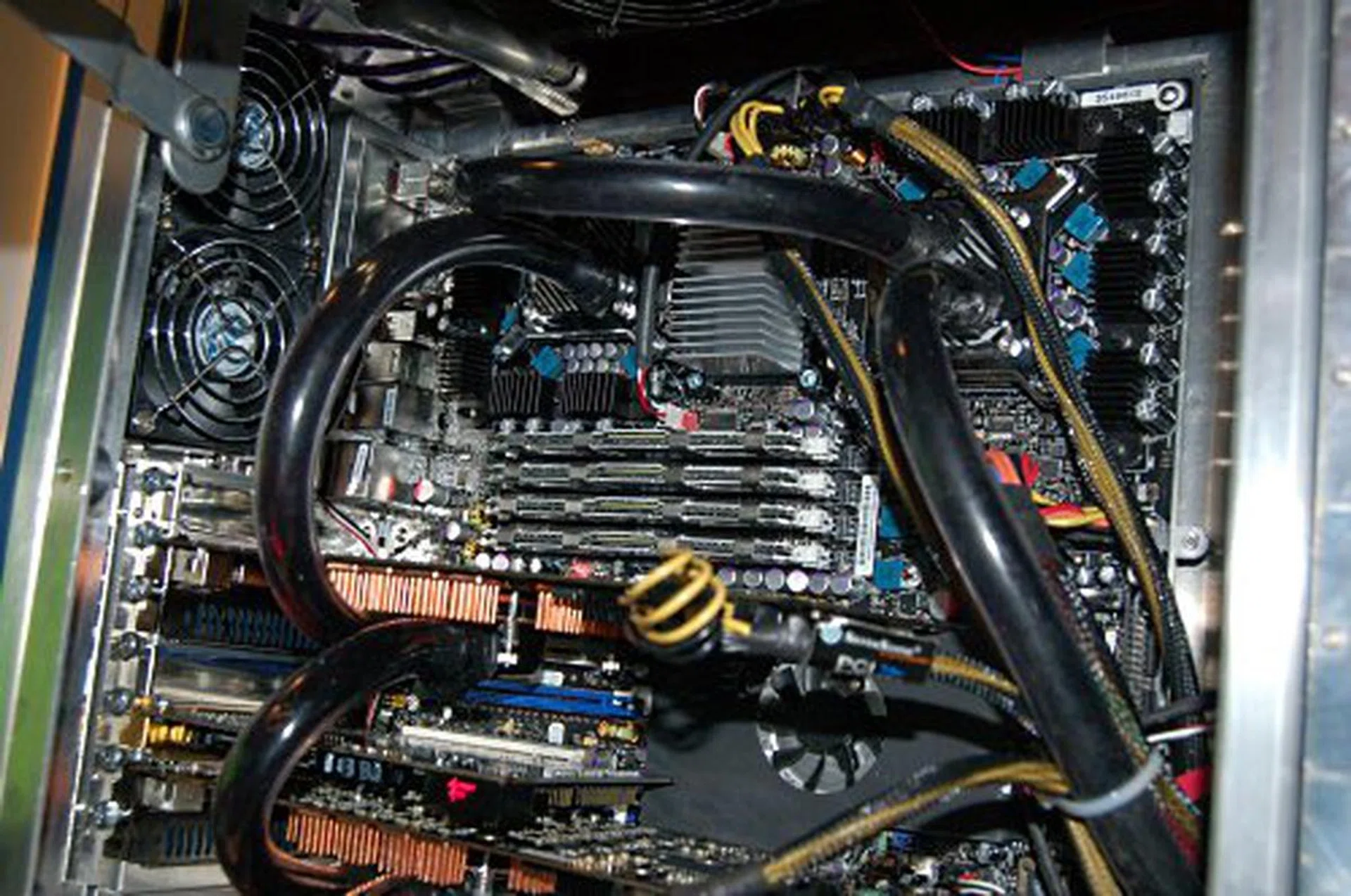 And inside, an Intel 5400 chipset with dual quad-core processors, FB-DIMM memory and one bad ass gaming rig, aka Skulltrail.