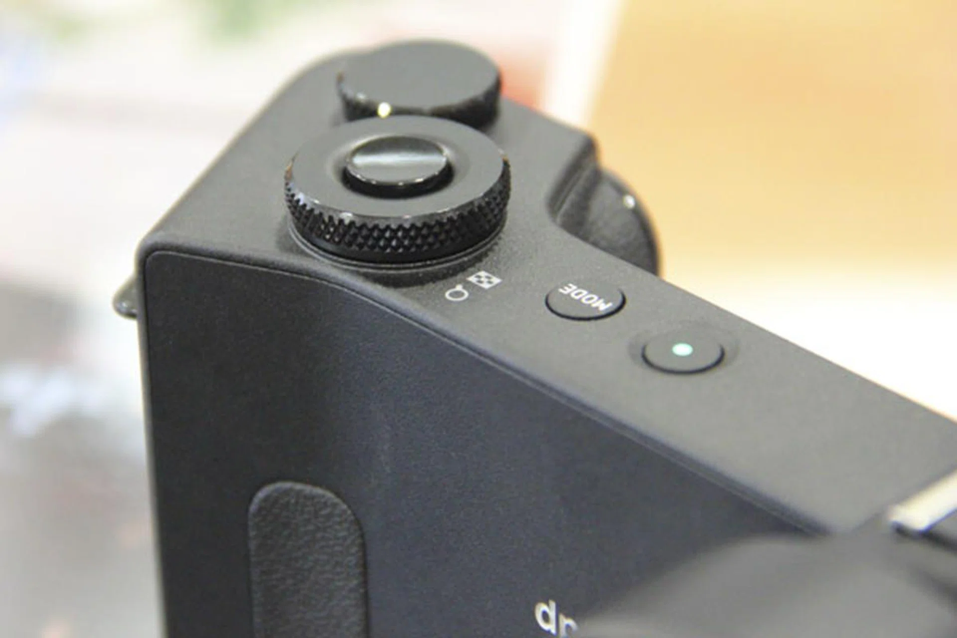 Dedicated knobs allow for adjustments of shutter and aperture.