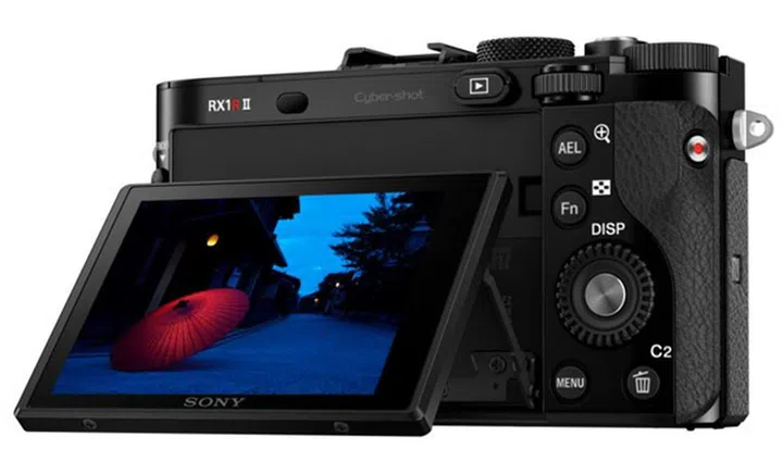 The inclusion of a tilting LCD will give photographers more flexibility in shooting angles.
