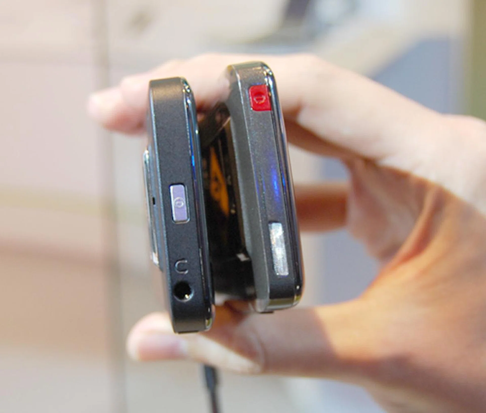  The E72 (left) now comes with a 3.5mm audio jack located at the crown of the device.  