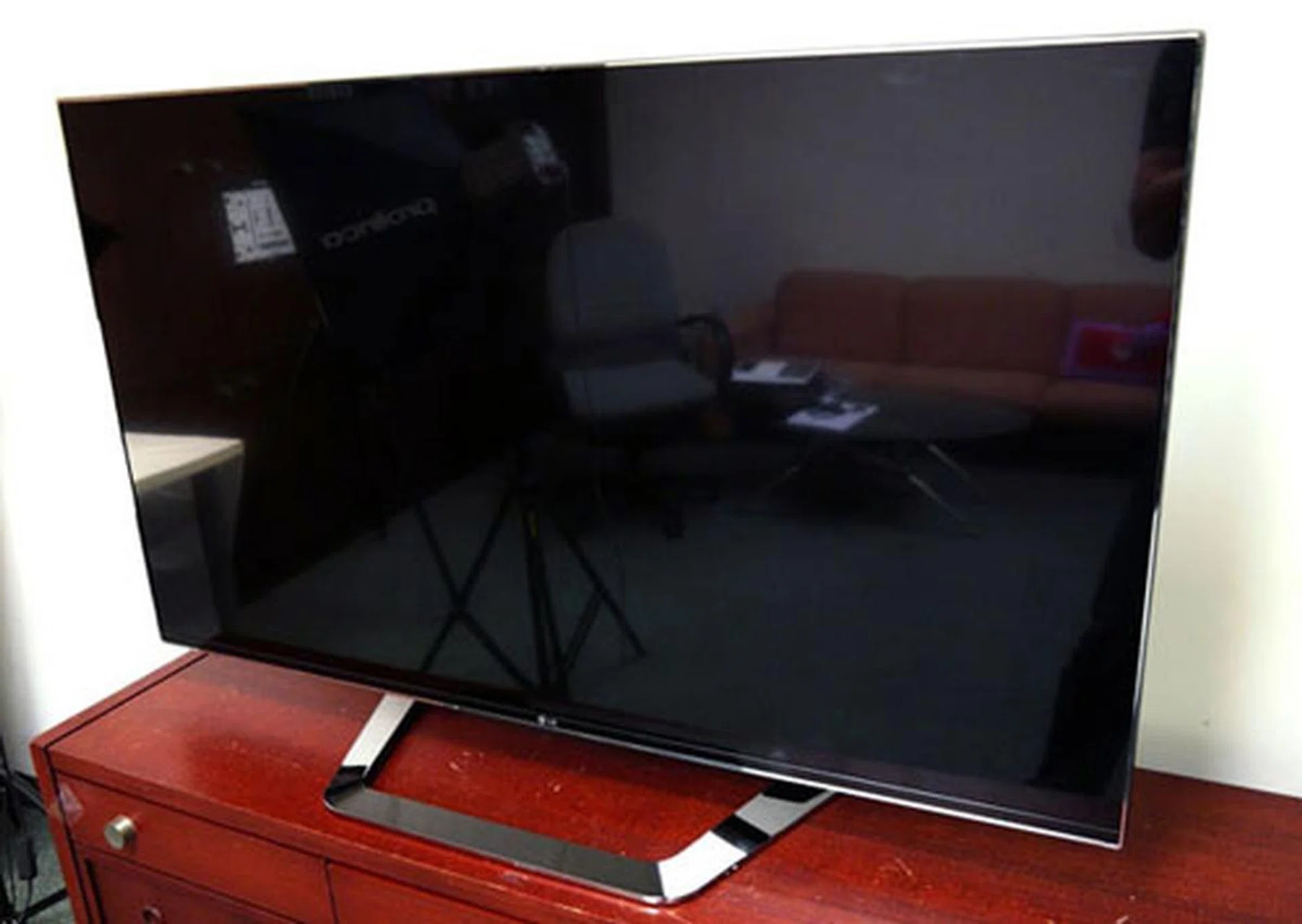 Viewed from the top, LG's LM9600 does not appear to be attached to its Ribbon stand, thus giving the impression that the TV's panel is "floating in midair". Kudos to LG as well for designing a stand that's not only aesthetically pleasing but one that's sturdy and stable too.