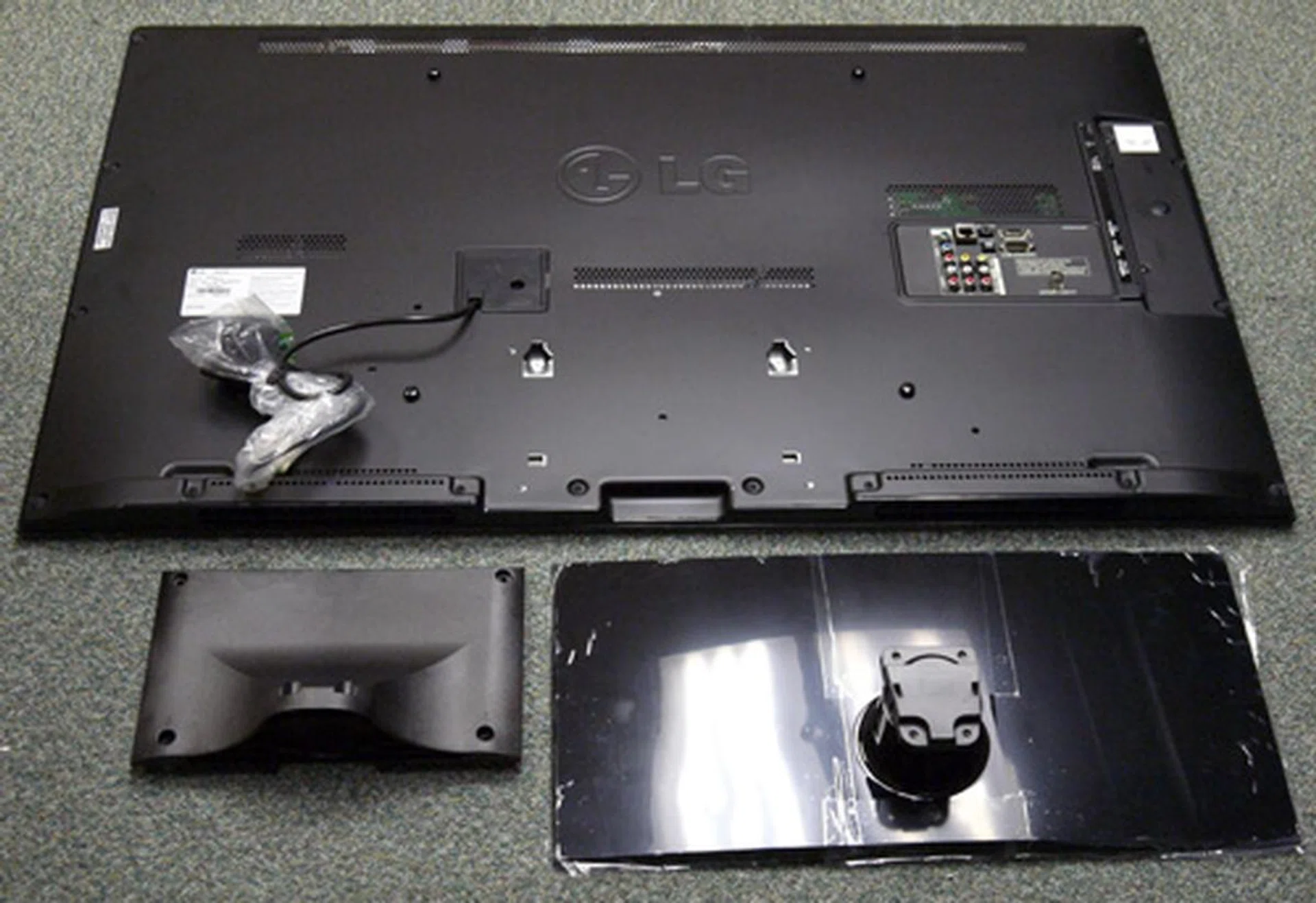 LG didn't pull any surprises with its LV3730 package. Out of the box, you'll find the panel itself plus a glossy stand and backplate. The TV is relatively stable after assembly without signs of excessive wobble. To add, swiveling is possible with this model.