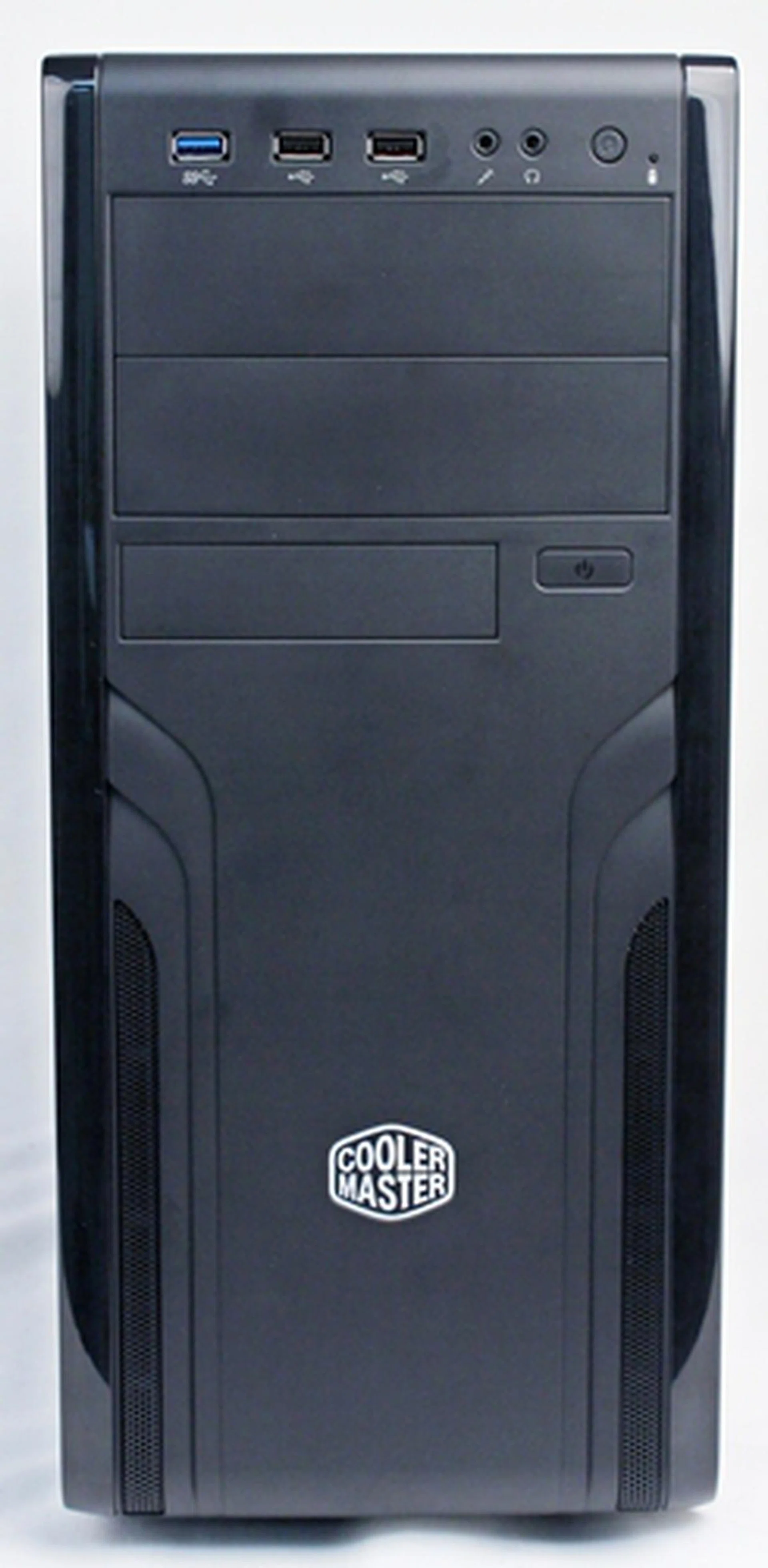 The facade of the CM Force 500 is black and classy; however, the two glossy plastic vertical stripes looked a little out of place at its front panel.