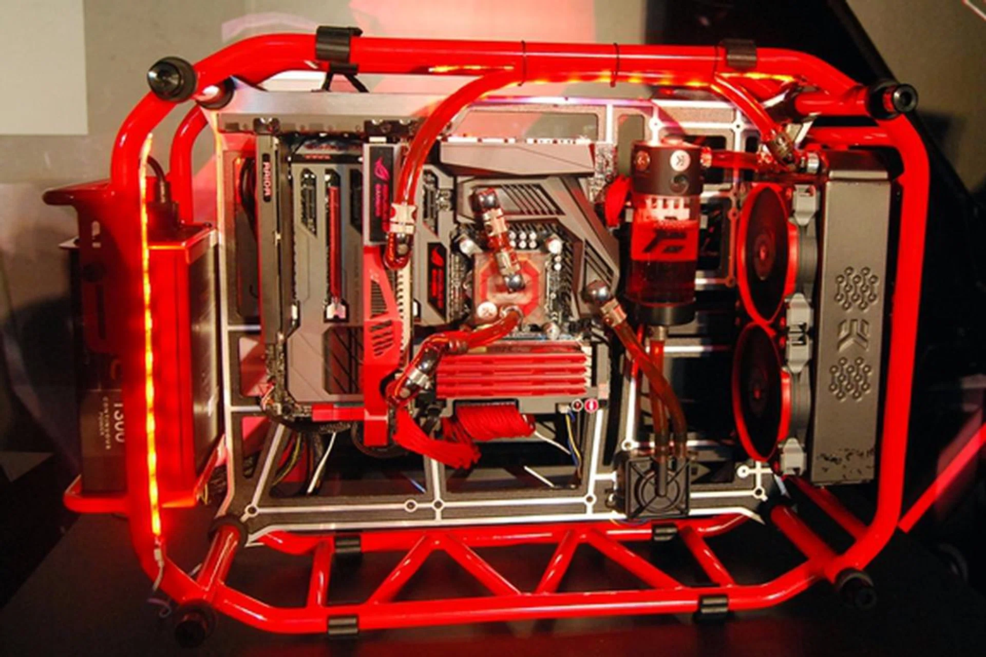 The concept gaming platform at the event consisted of the Maximus VI Formula board and the Poseidon graphics card. They were both liquid-cooled and housed in what resembled a red roll cage of a stock racing car.