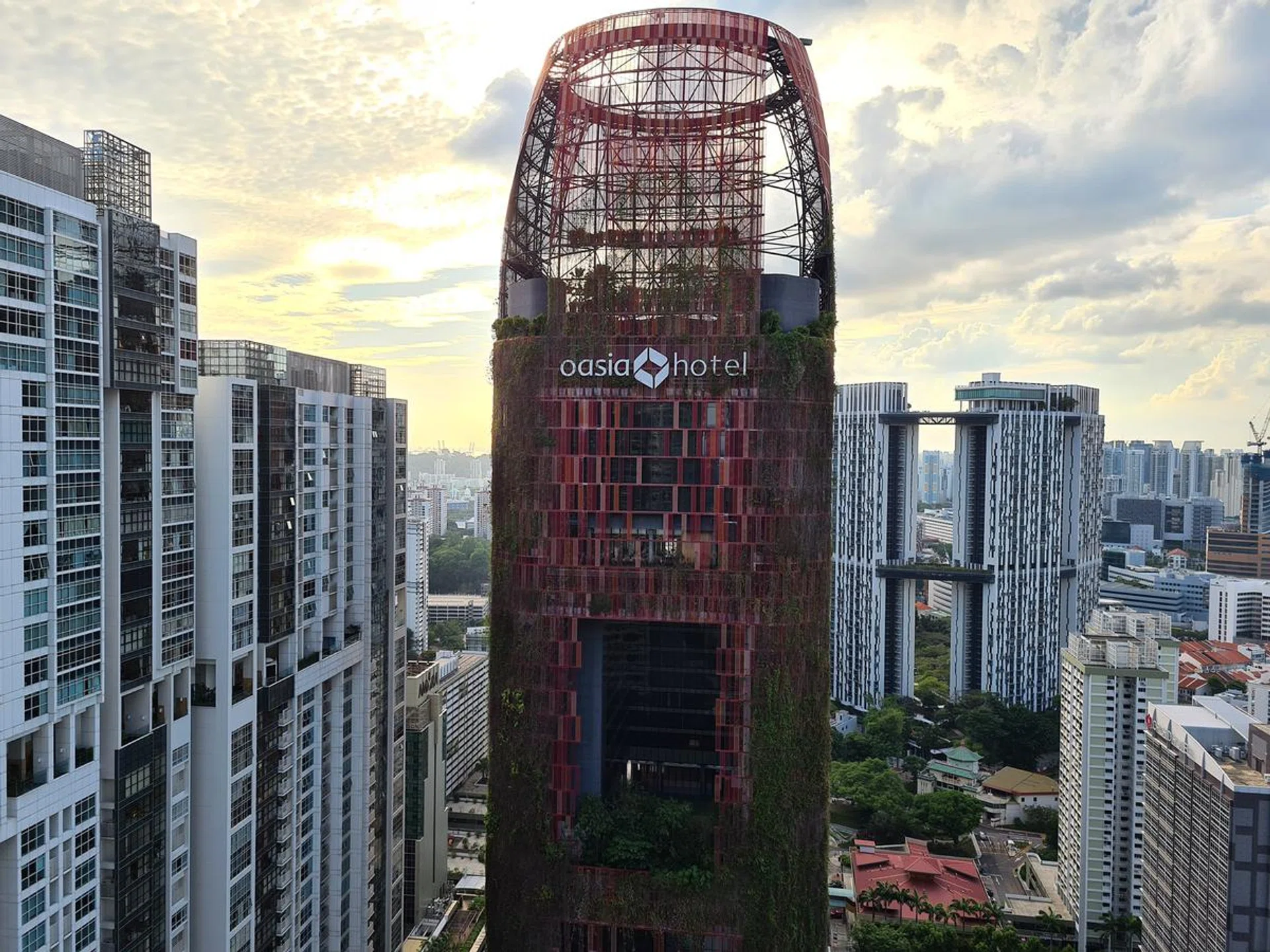 Galaxy S20/S20+. Observe the hotel's shadow detail...