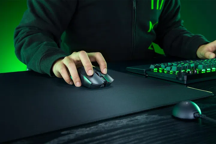 The shell of the Viper V4 Pro is exactly the same as its predecessor, save for some weight reduction.