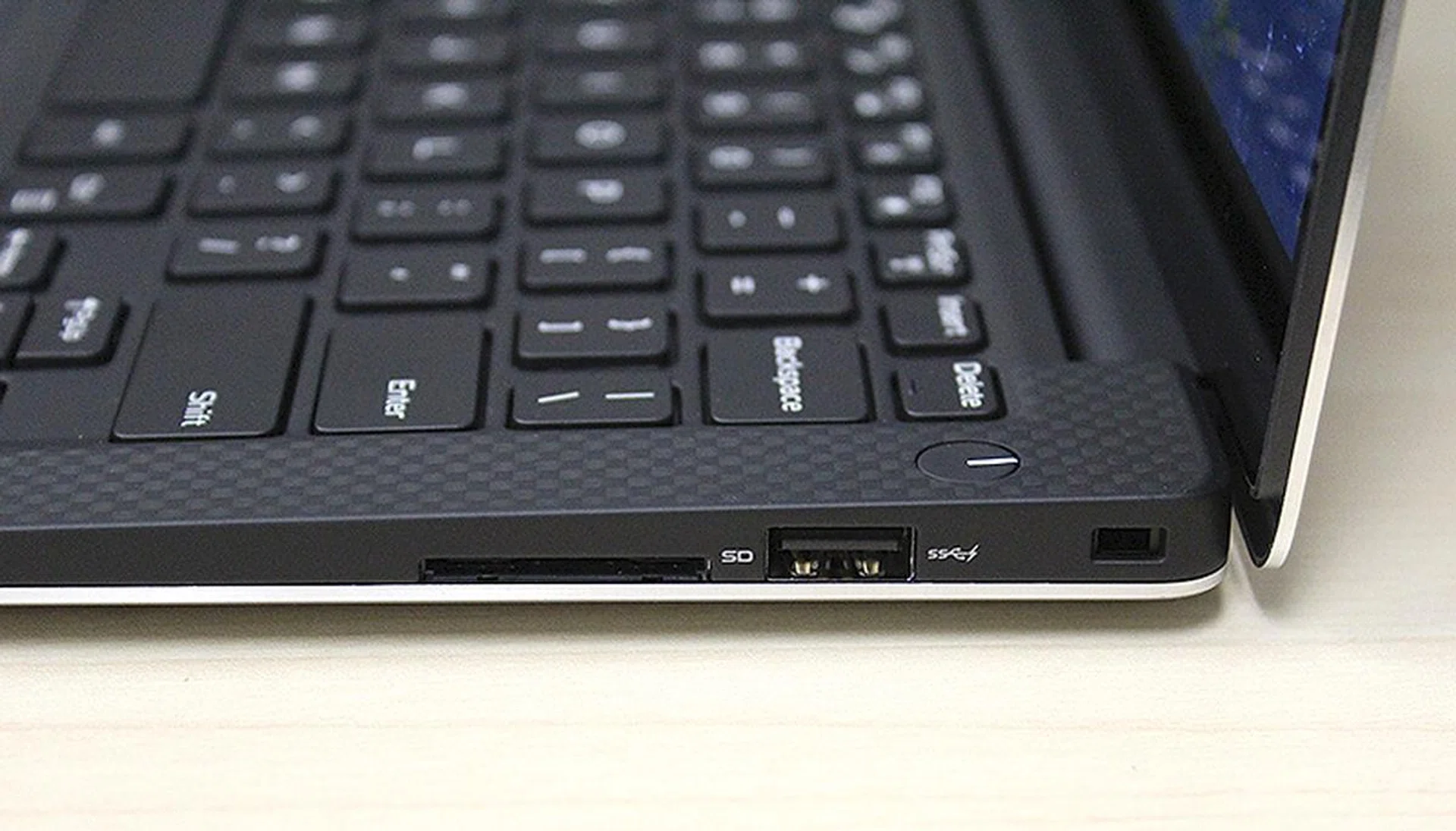 On the right is the SD card reader, the second USB 3.0 port and Kensington lock slot.