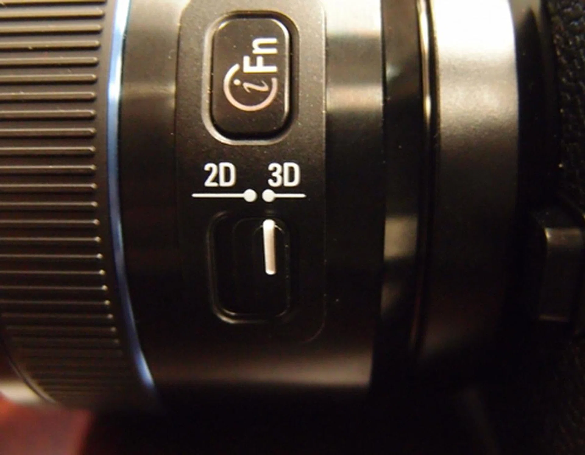 Simply switch from 2D to 3D shooting by simply moving the switch found on the lens. The iFn button allows you to easily change important settings like shutter, aperture and so forth on your screen. Pressing it switches you from one setting to another.