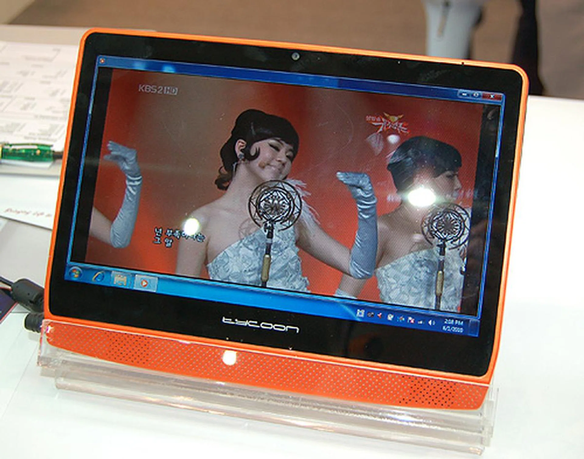One of the products that caught out eye was this 10.1-inch tablet running on a 1.66GHz Atom N455 processor and uses a Broadcom HD media processor.