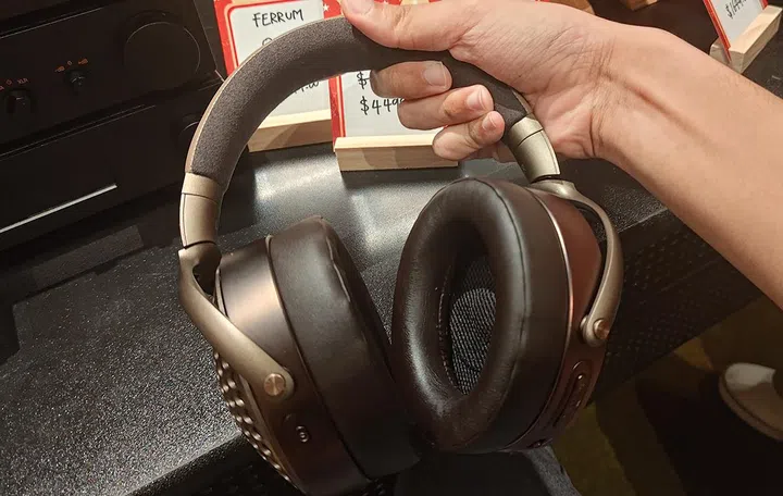 The Bathys MG also come in a earthy Chestnut colourway to set it apart from the original Bathys, and also come with magnesium yokes. Photo: HWZ.