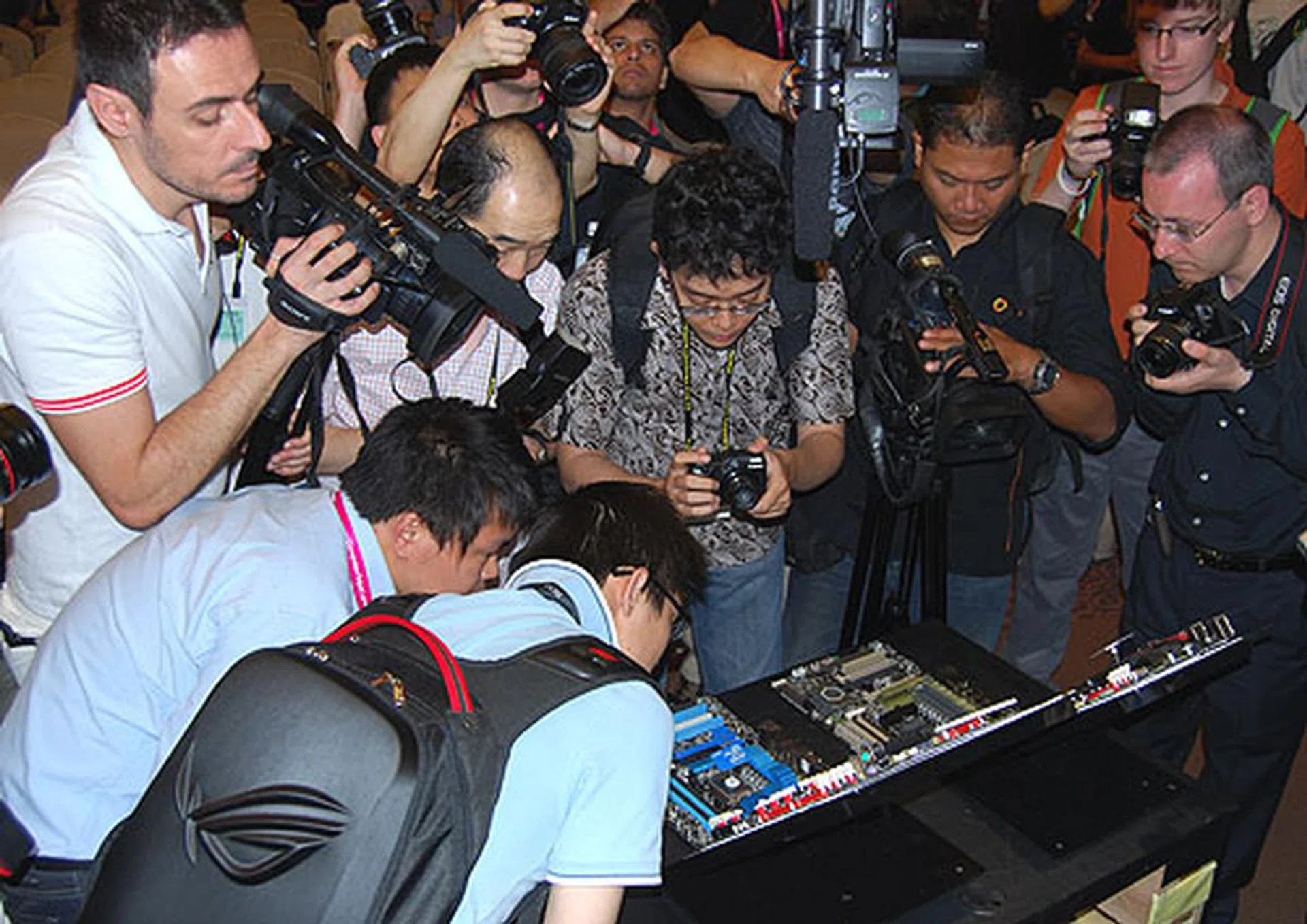Tech journalists do good impersonations of the paparazzi when required, like when they try to scope out ASUS' conceptual motherboard, Danshui Bay. 