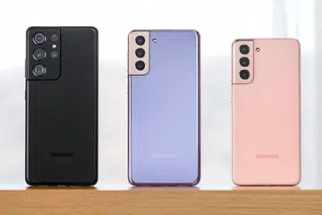 Samsung Galaxy S21 Ultra, Galaxy S21+, Galaxy S21 (left to right).