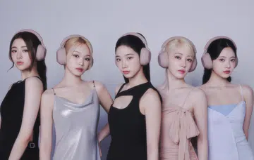 (L to R): LE SSERAFIM's Huh Yunjin, Kim Chaewon, Nakamura Kazuha, Miyawaki Sakura, and Hong Eunchae, all with Sony's Smoky Pink WH-1000XM5. Photo: Sony.
(Click to download full-resolution image).
