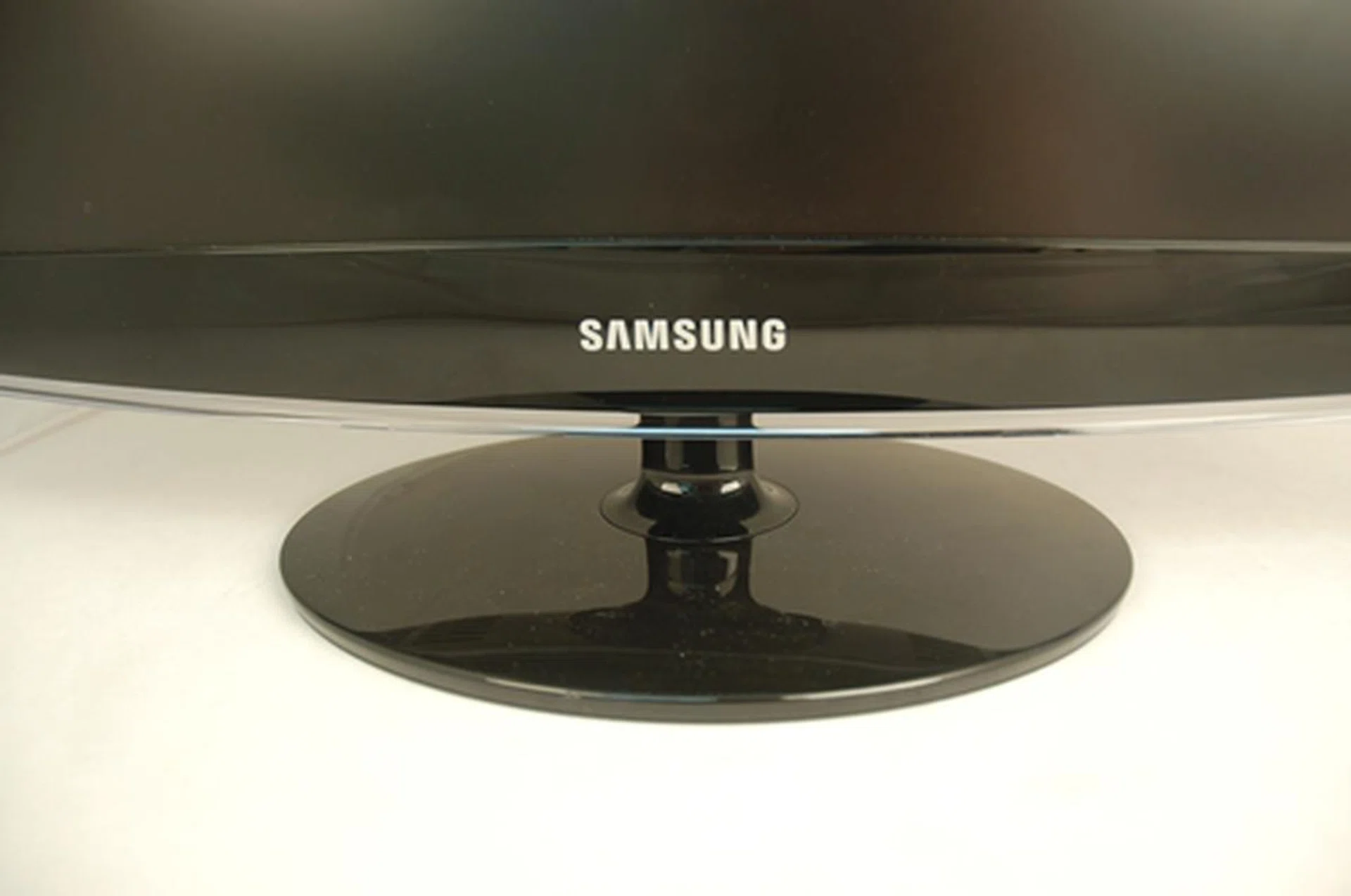 The 2233RZ has a notably shorter 'neck' that keeps the monitor stable while tilting.