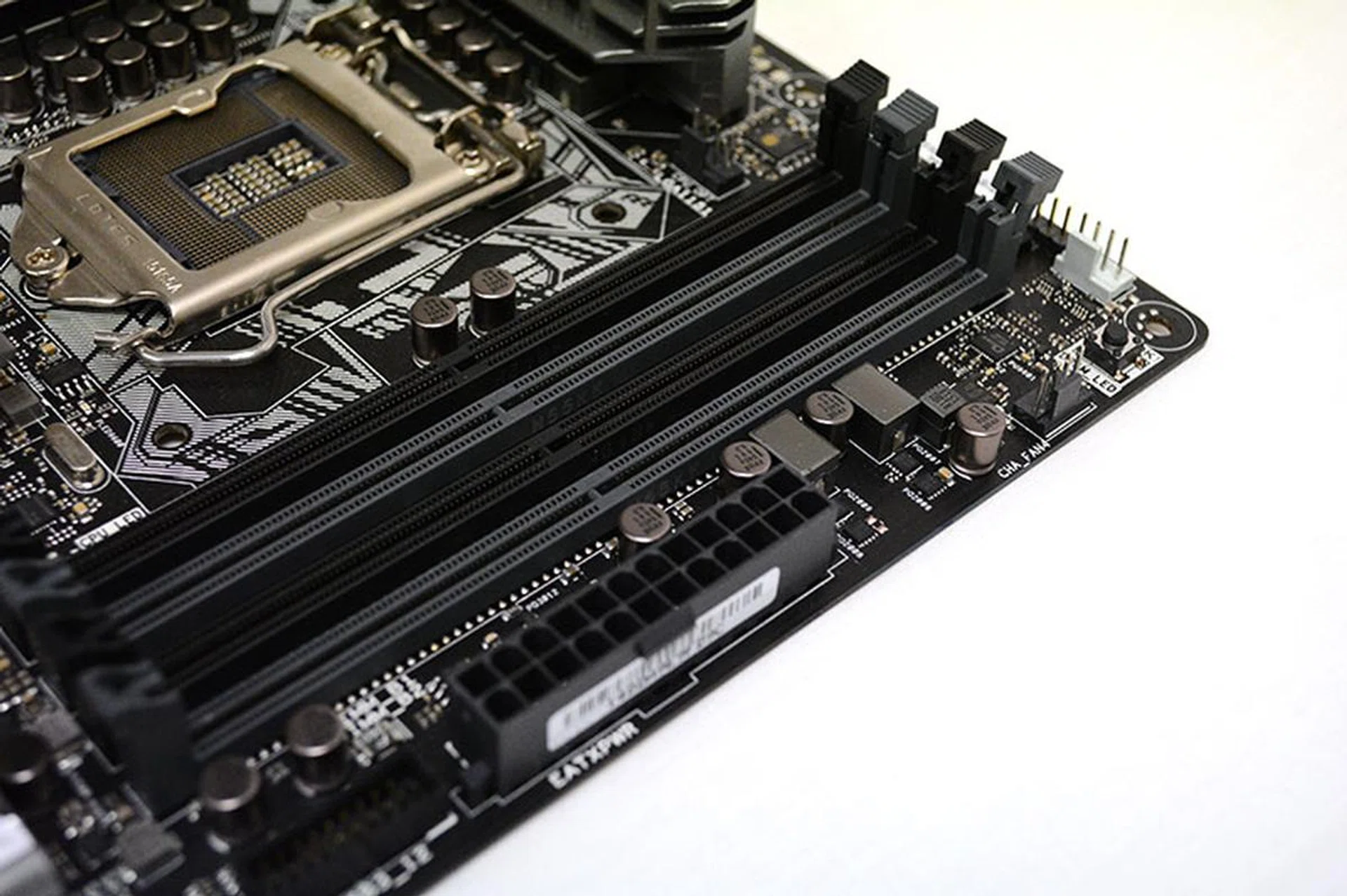A look at the DDR4 RAM slots on the ASUS Z170 Deluxe.