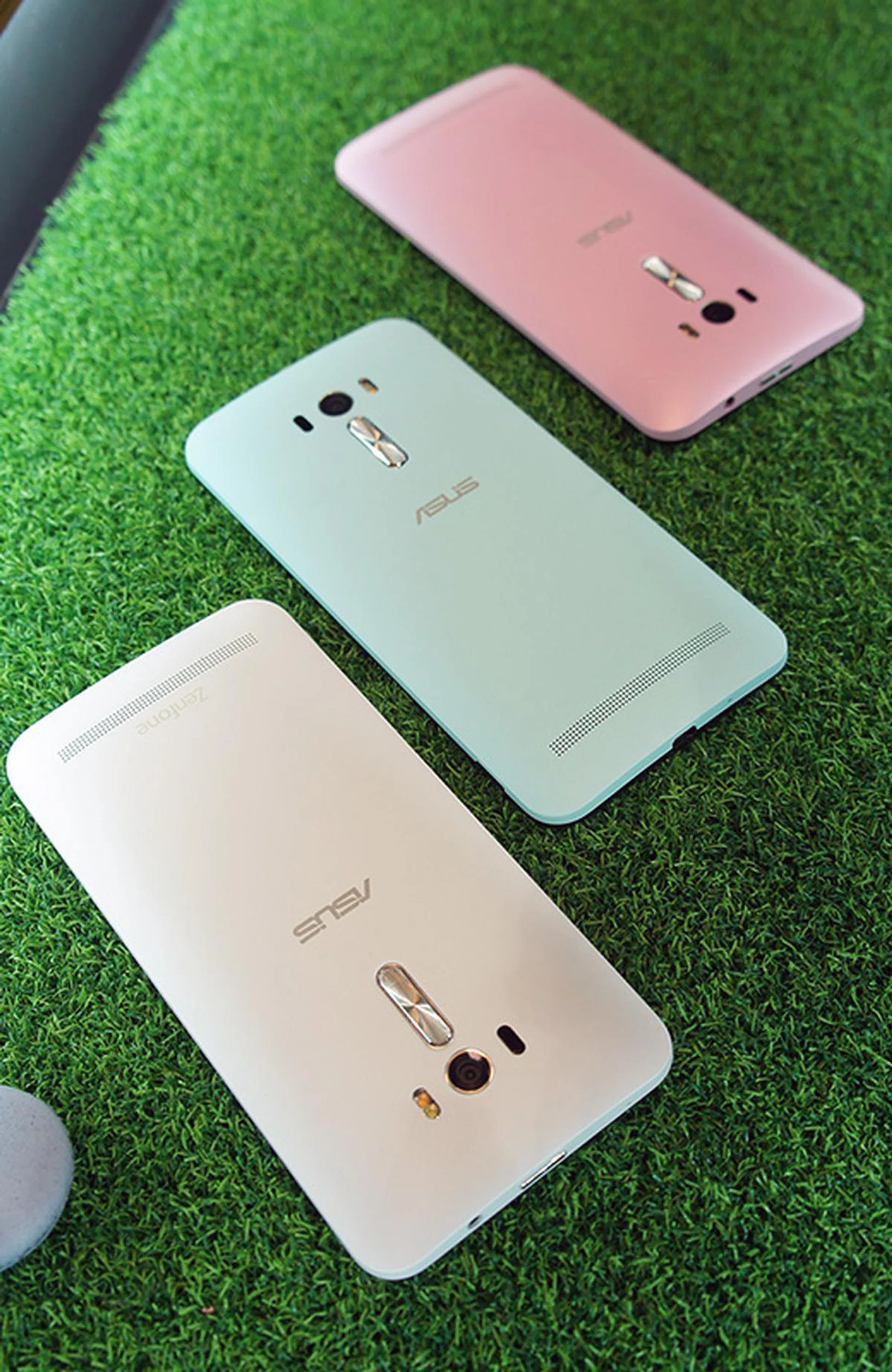 The ZenFone Selfie will come in a variety of colors. We thought that the blue was really nice.