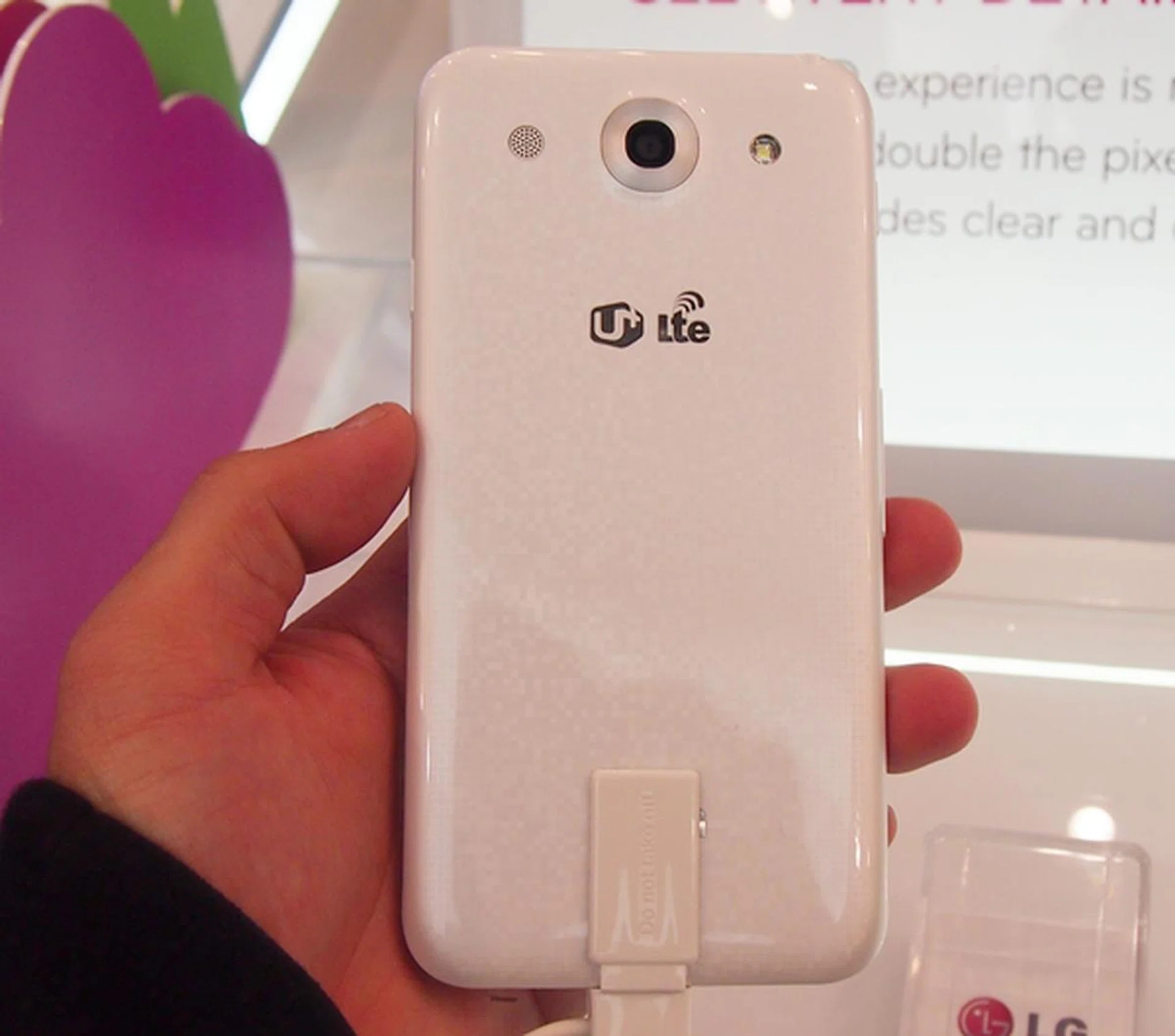 While the patented Crystal Reflection Method is used to add some differentiation to the LG Optimus G Pro, it could not hide the fact that the device is still clad in a plasticky chassis. 