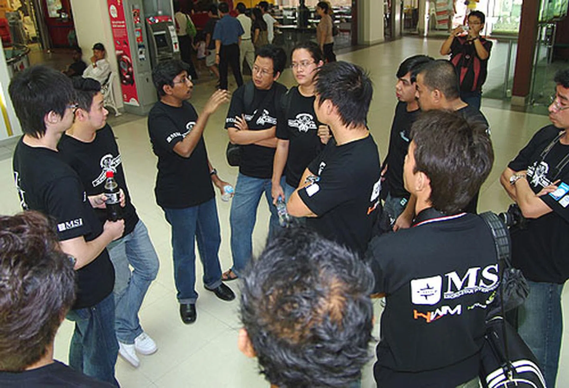  HWZ Editor Vijay Anand briefing the contestants on the rules and competition mechanics before the start.  