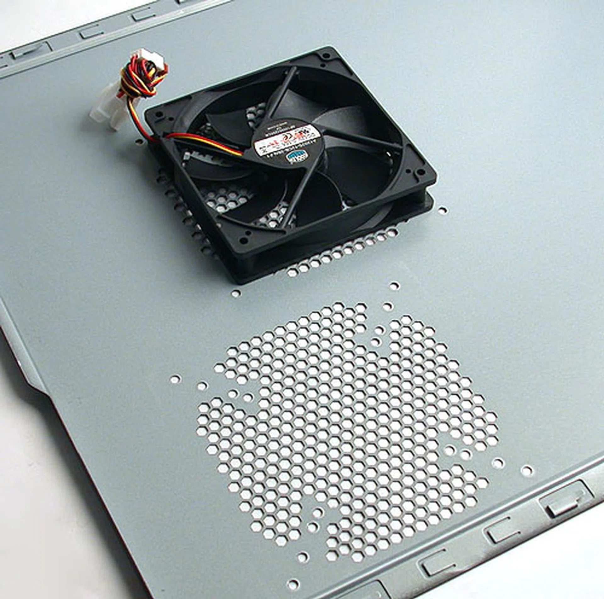 We didn't have the easiest of times sliding this panel out from the chassis. One 120mm cooling fan is installed by default. The other is optional for all but the most 'fanatic' enthusiast.