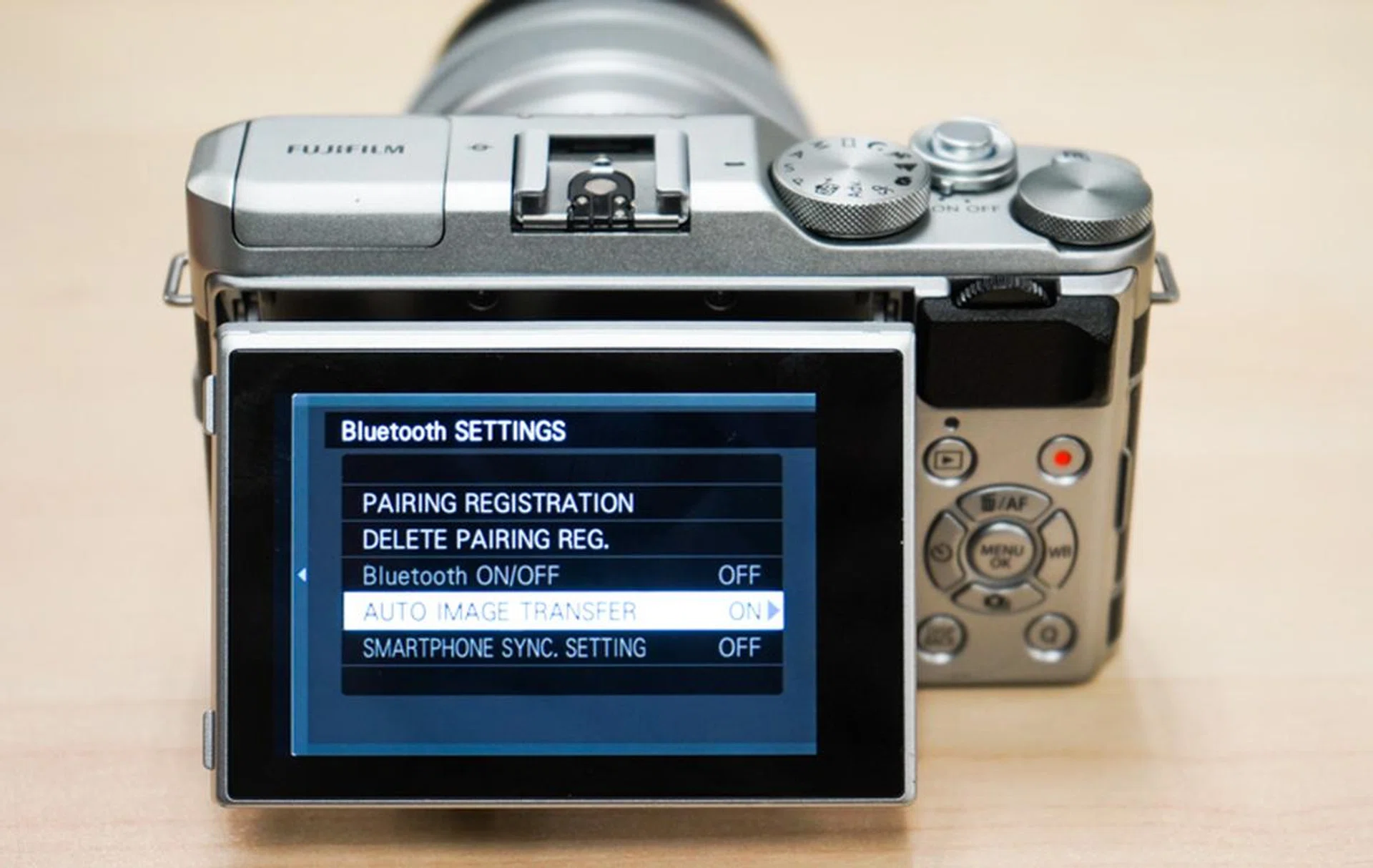 Thanks to Bluetooth LE, every shot you take can be automatically sent to your mobile phone.