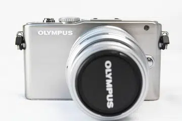 Classy is its middle name. Meet the Olympus PEN E-PL3, a classic looking version of the high profile E-P3 cousin.