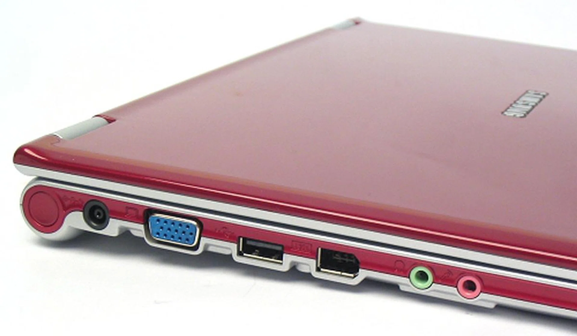 Despite a thickness of just 18mm, there's enough room to build-in a 6-pin FireWire connector and a 15-pin D-Sub VGA port.