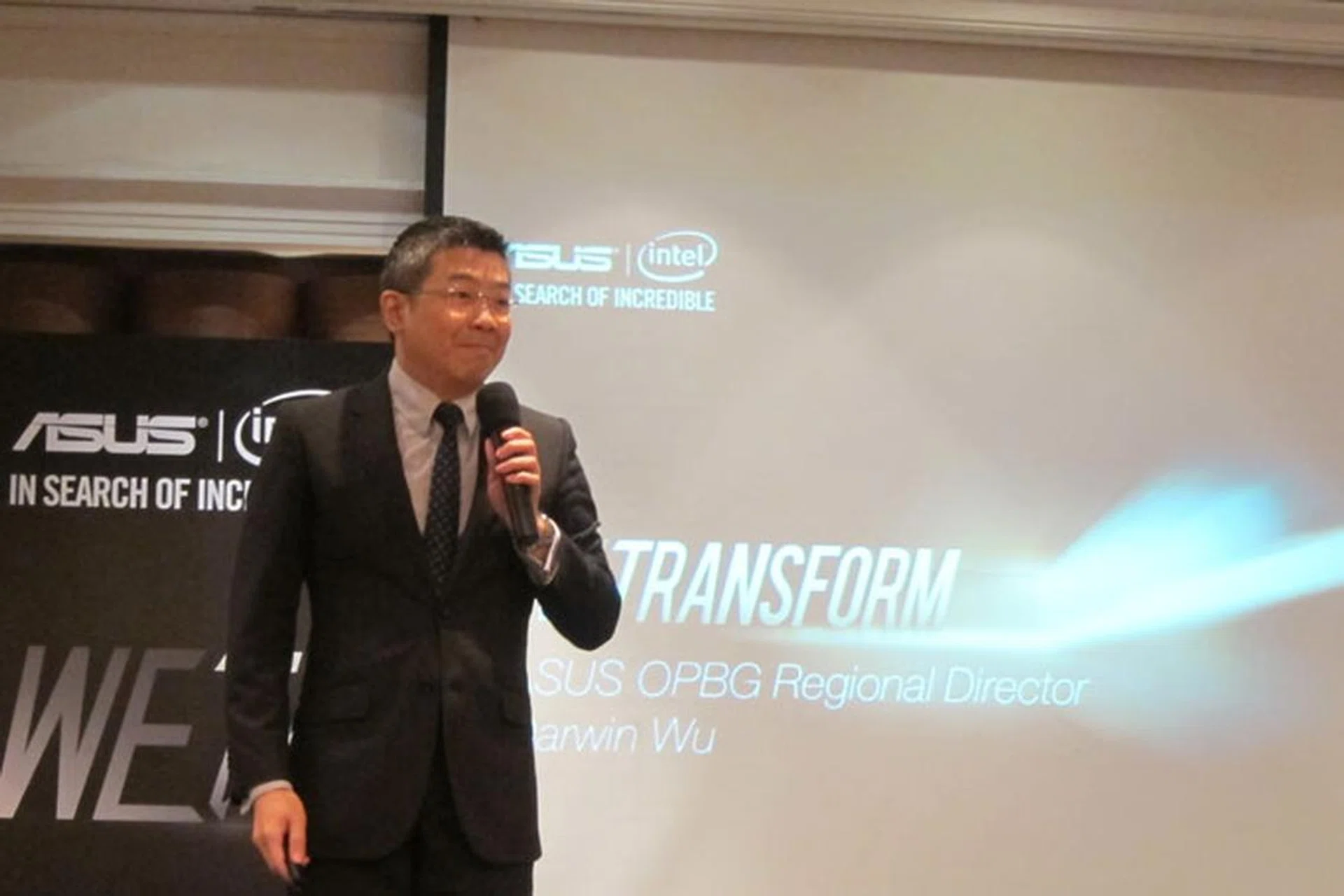 ASUS SEA Regional Director for Open Platform, Darwin Wu introducing ASUS' new product line-up. 