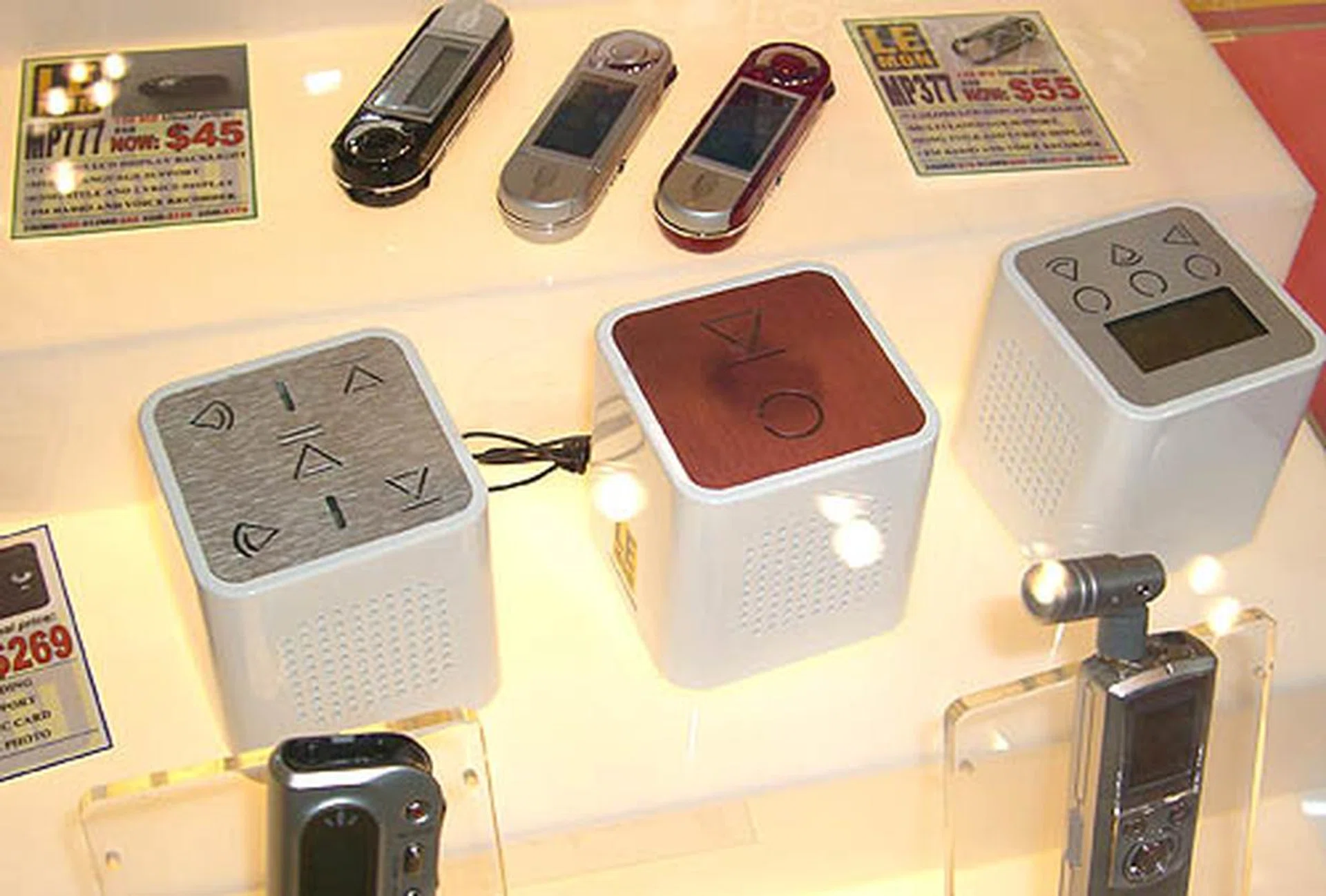 LeMon's Cube speakers are handy additions to enhance your MP3 listening experience. 