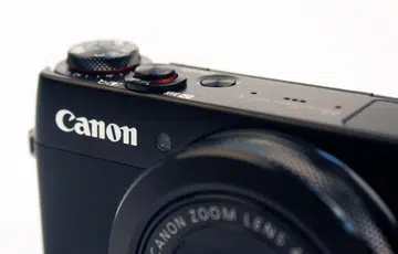 The PowerShot G7 X has two red accents to liven up an otherwise plain black exterior. Given its similar design to the S120, the red accents also help to differentiate which is the more superior counterpart at a glance.