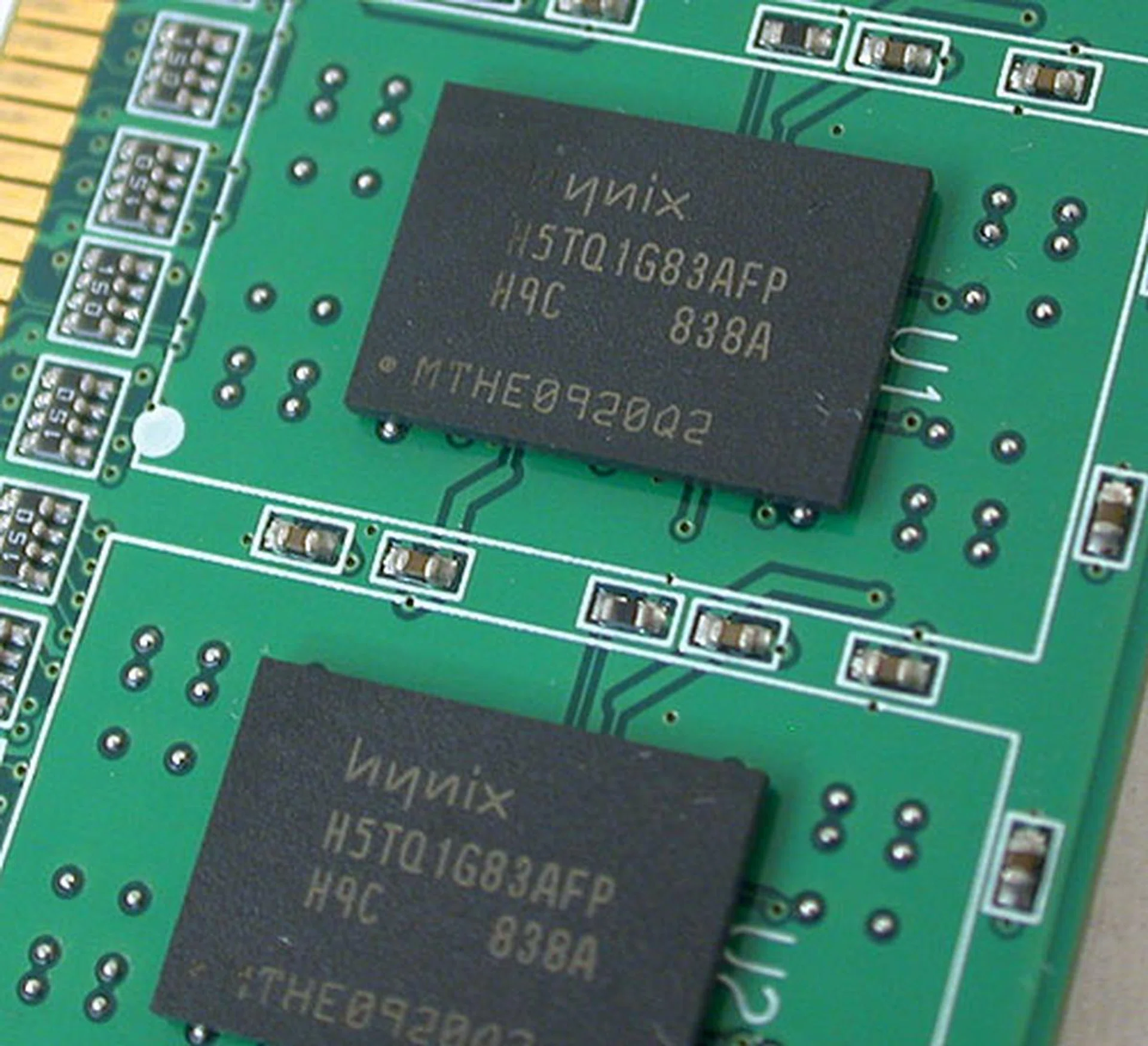 Team Xtreem Dark memory modules use Hynix's H5TQ1G83AFP chips (originally rated for DDR3-1333, 9-9-9). 
