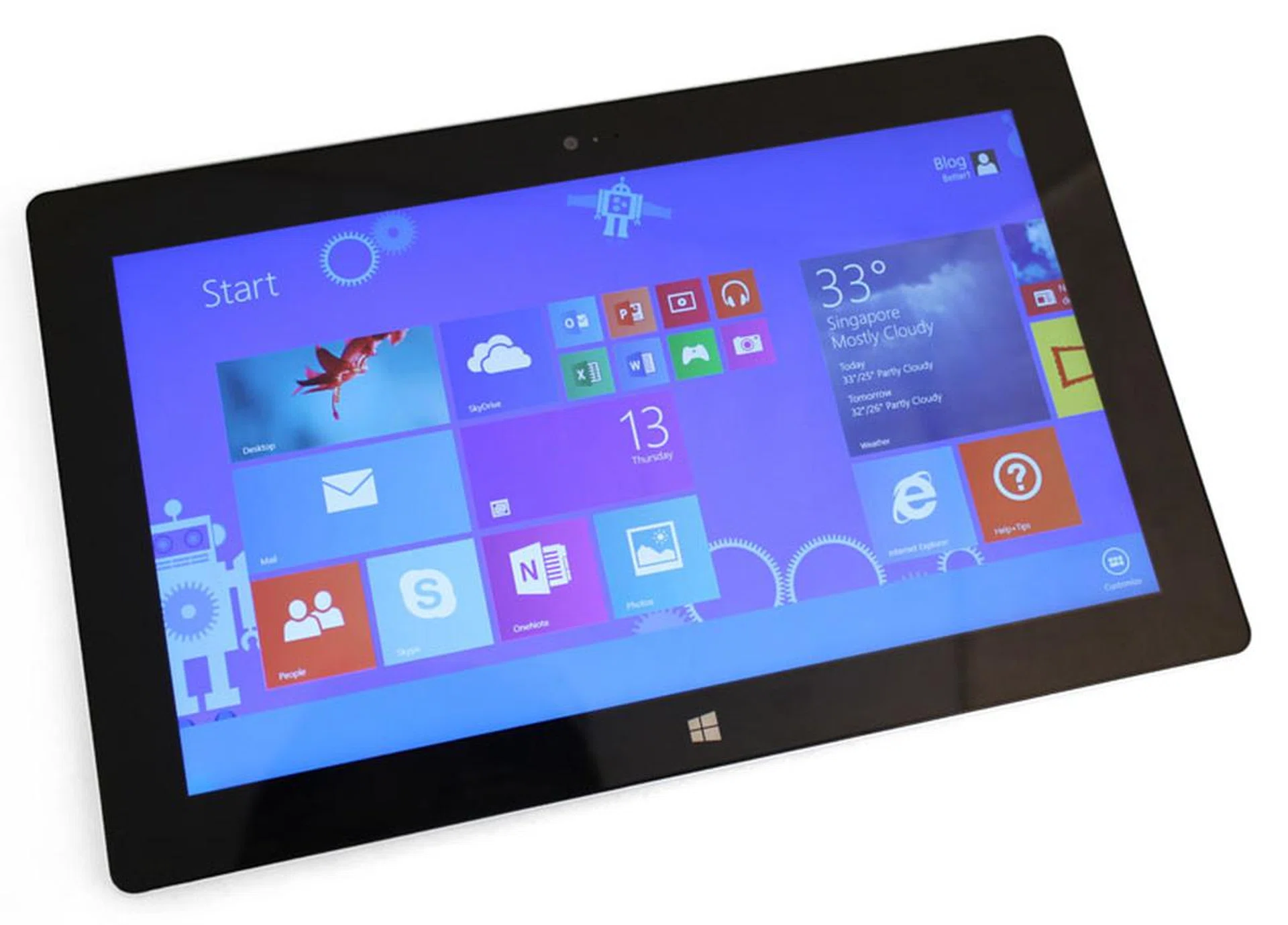 The front of the Surface 2 remains unchanged. The bezel still looks a bit wide, especially compared to newer tablets like the iPad Air.