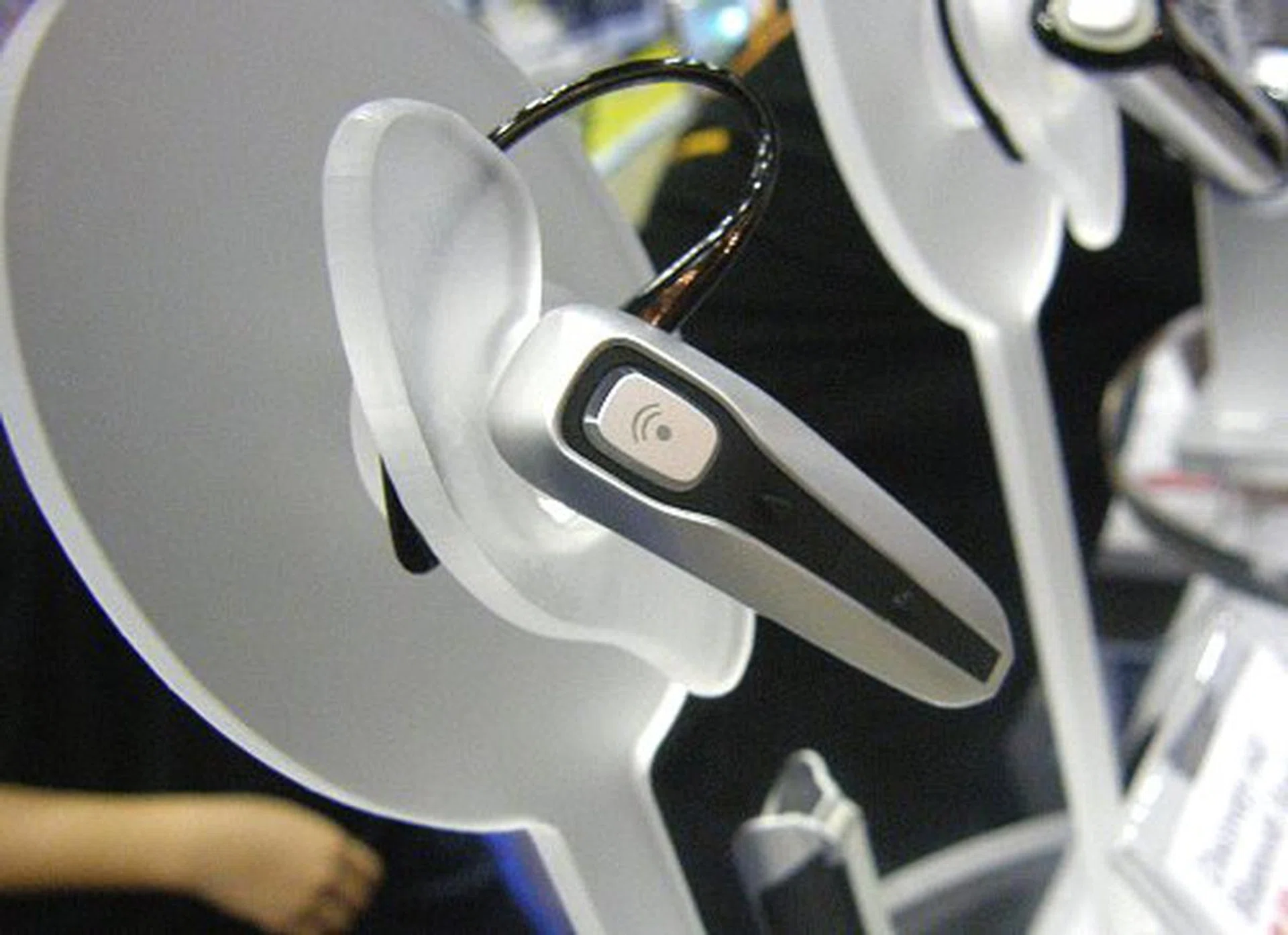  The ultimate Blutooth mobile headset, Plantronic's limited edition Discovery 655 Diamond has a set price of S$699, but apparently you can only see the set at Ban Leong's booth as it is only available for preview at the moment.  