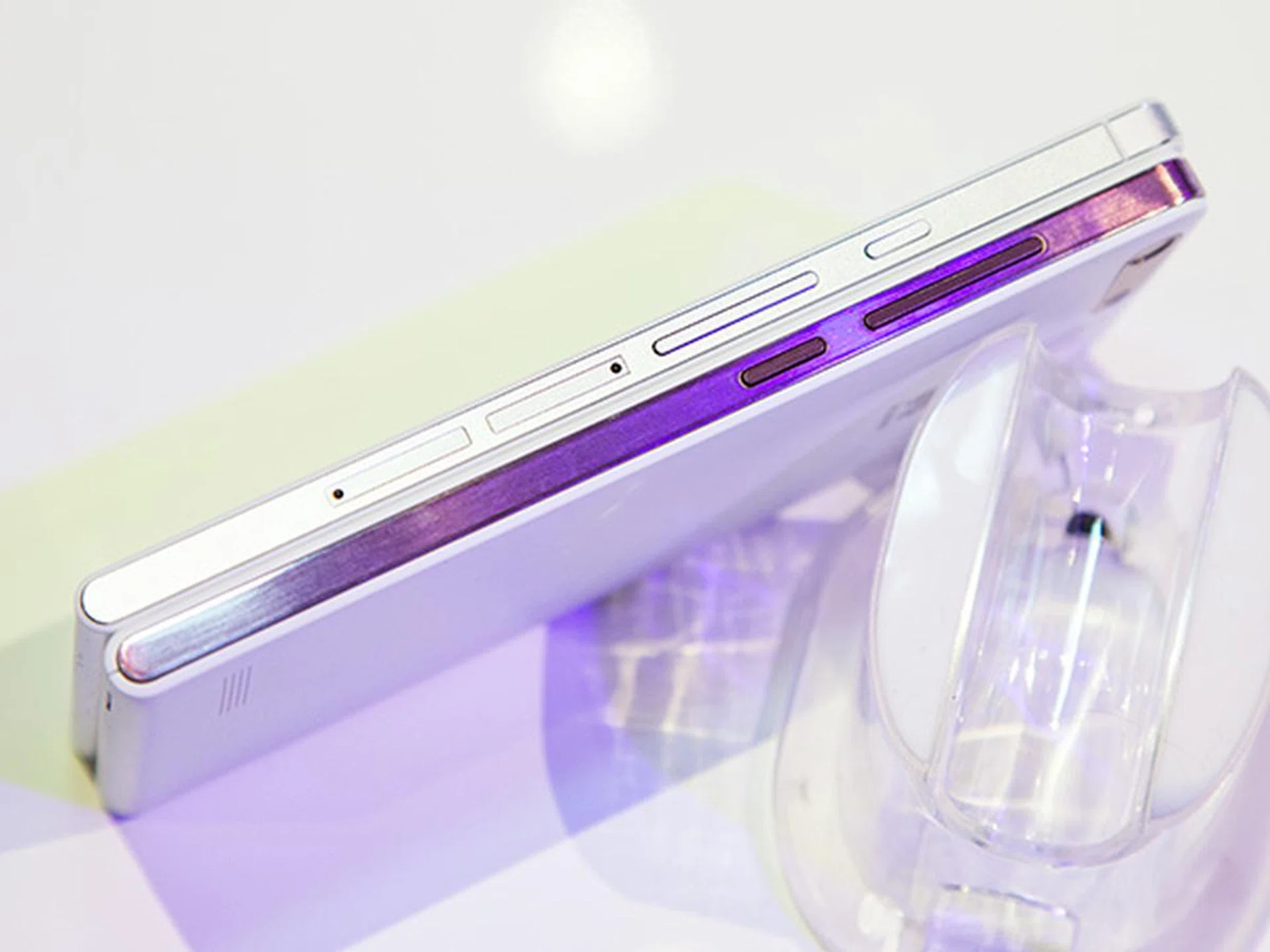 The thickness of the Ascend G6 (bottom) as compared with the Ascend P6 (above). Both phones are slim although the Ascend G6 is slightly thicker (at 7.85mm) as compared with the Ascend P6 that measures only 6.18mm thin. The Ascend G6 also does not have easy access trays for SIM and microSD cards, unlike the Ascend P6.