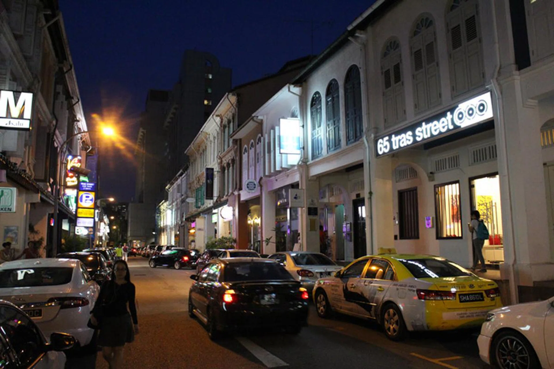 f/4 at 28.8mm (in 35mm equivalent), 1/40 sec, ISO3200.