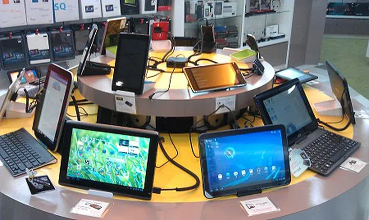 Popular 10-inch tablets are on the bigger circular platform while the 7-inch tablets and other pads take position on the smaller circle of devices above. Note the void of marketing to brainwash consumers as the gadgets are left to consumers to fiddle with and make their own judgment.
