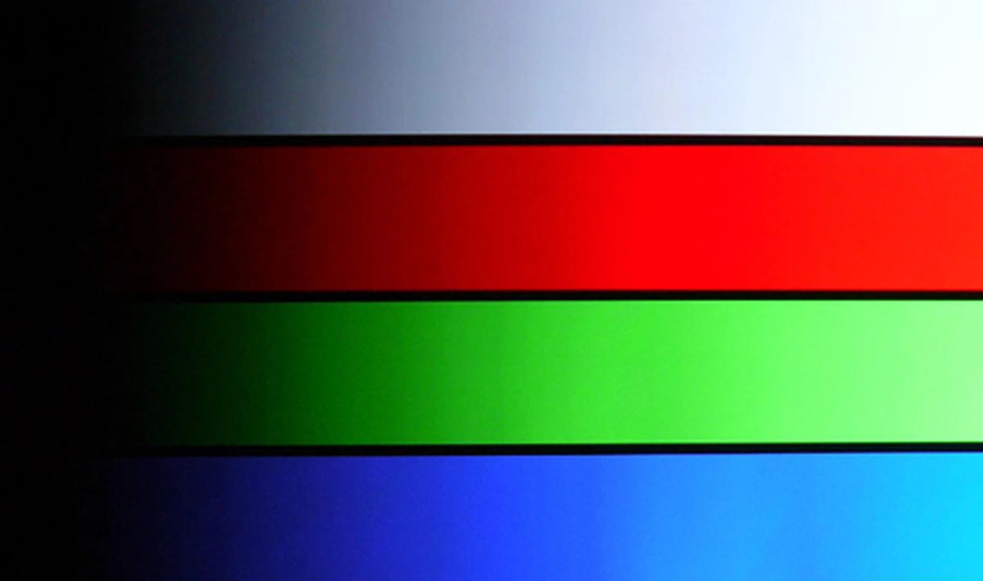 DisplayMate's 256-Intensity Level Color Ramp Test: We were very impressed by the VIERA's propensity for unblemished whites and robust color reproduction. What didn't convince us was the slightly uneven gradient on the blue strip in this instance.