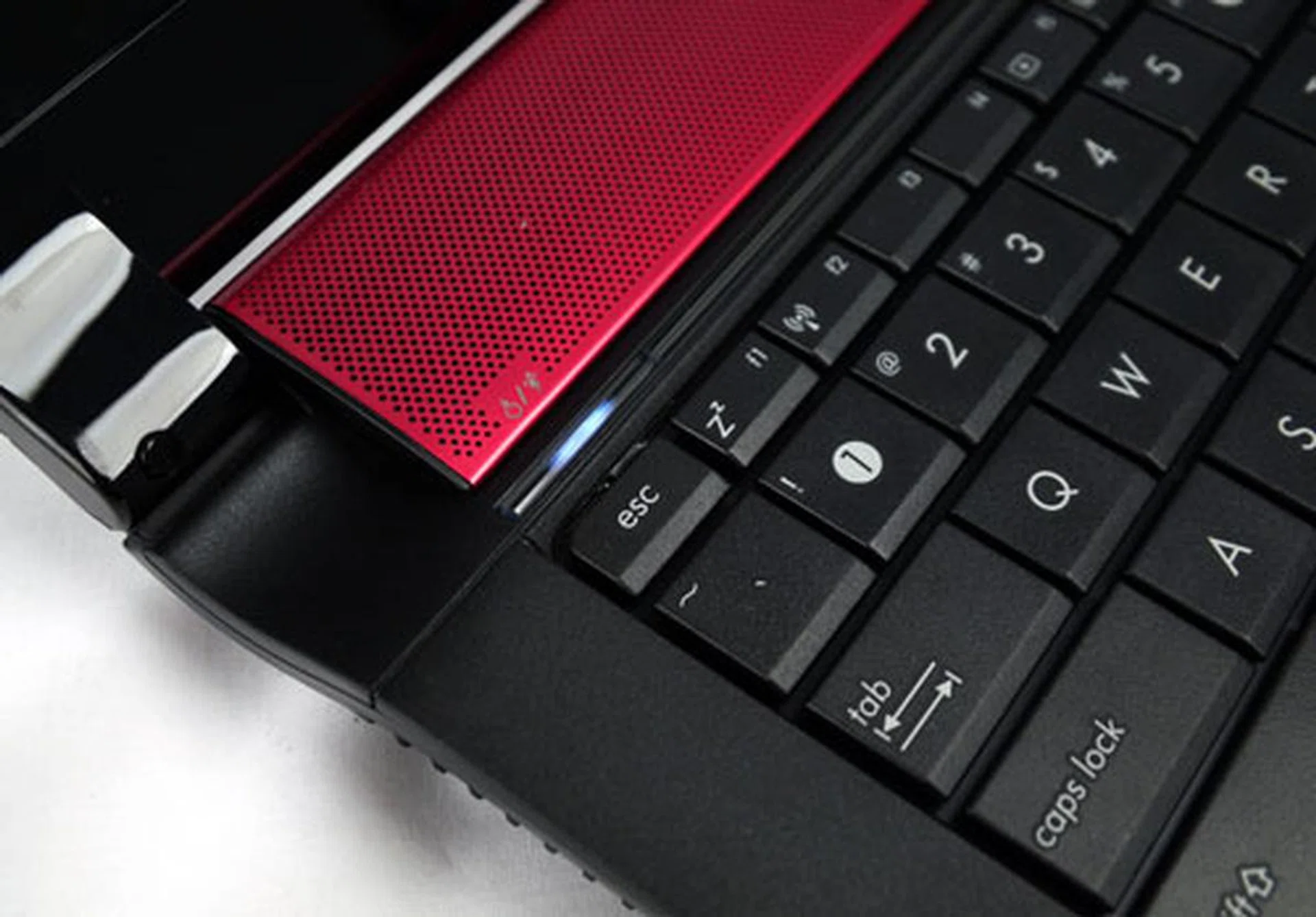 The JCSE is equipped with two power buttons. The one on the extreme left, as shown, powers up the Linux-flavored ASUS Express Gate Cloud platform in a matter of seconds. It's a nifty alternative for casual surfing or conducting routine Facebook checks.  