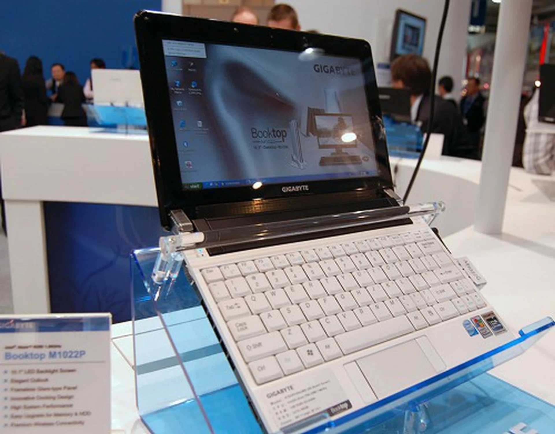  The Booktop M1022G shown here is a more typical mini-notebook build. Standard Atom platform, 1GB RAM (expandable to 2GB), 10.1-inch screen (1024 x 600), 2.5-inch 5400rpm hard drive of 160/250/320GB capacities and even comes with a HSDPA (3.5G) module. This one weighs about 1.3kg though. There's also a M1022P version that comes with a better N280 Atom processor, a higher resolution screen (1366 x 768), but without the HSDPA module. Both of these have another feature too...  