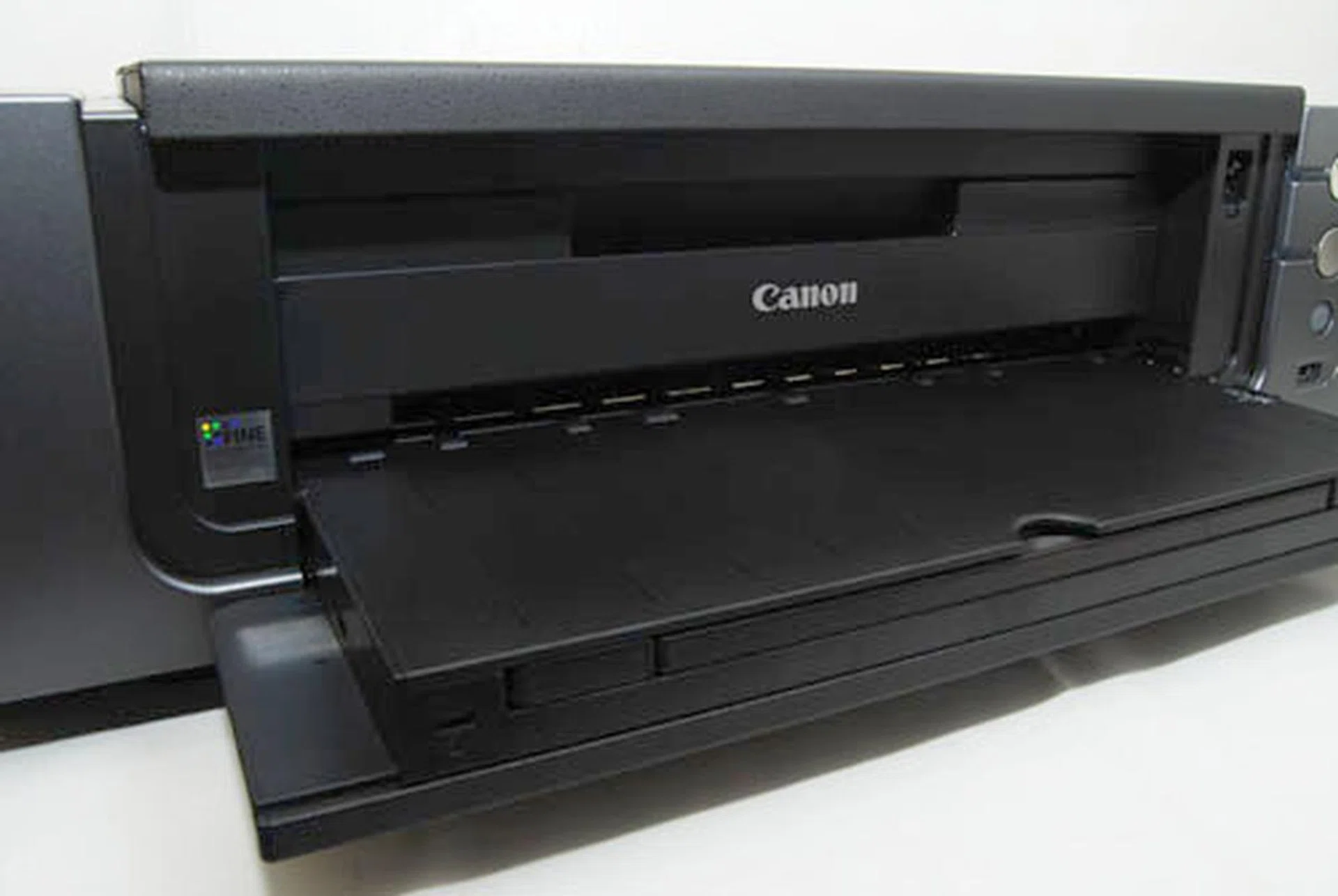 To switch the Pro9500 Mark II to A3 printing mode, you'll have to jiggle the tray up and lock it in. Doesn't look all too different, does it?