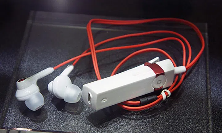 Included in the lineup are earphones, which focus on delivering on both form and function. The is is the "iso", a Bluetooth earphone with active noise-canceling technology.