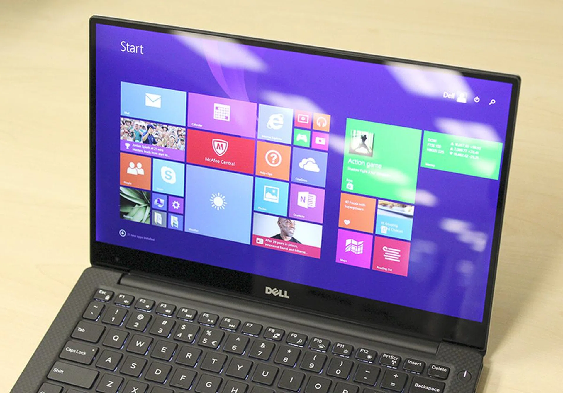 A better look at the ultra slim bezel. Note also the glare and reflection.