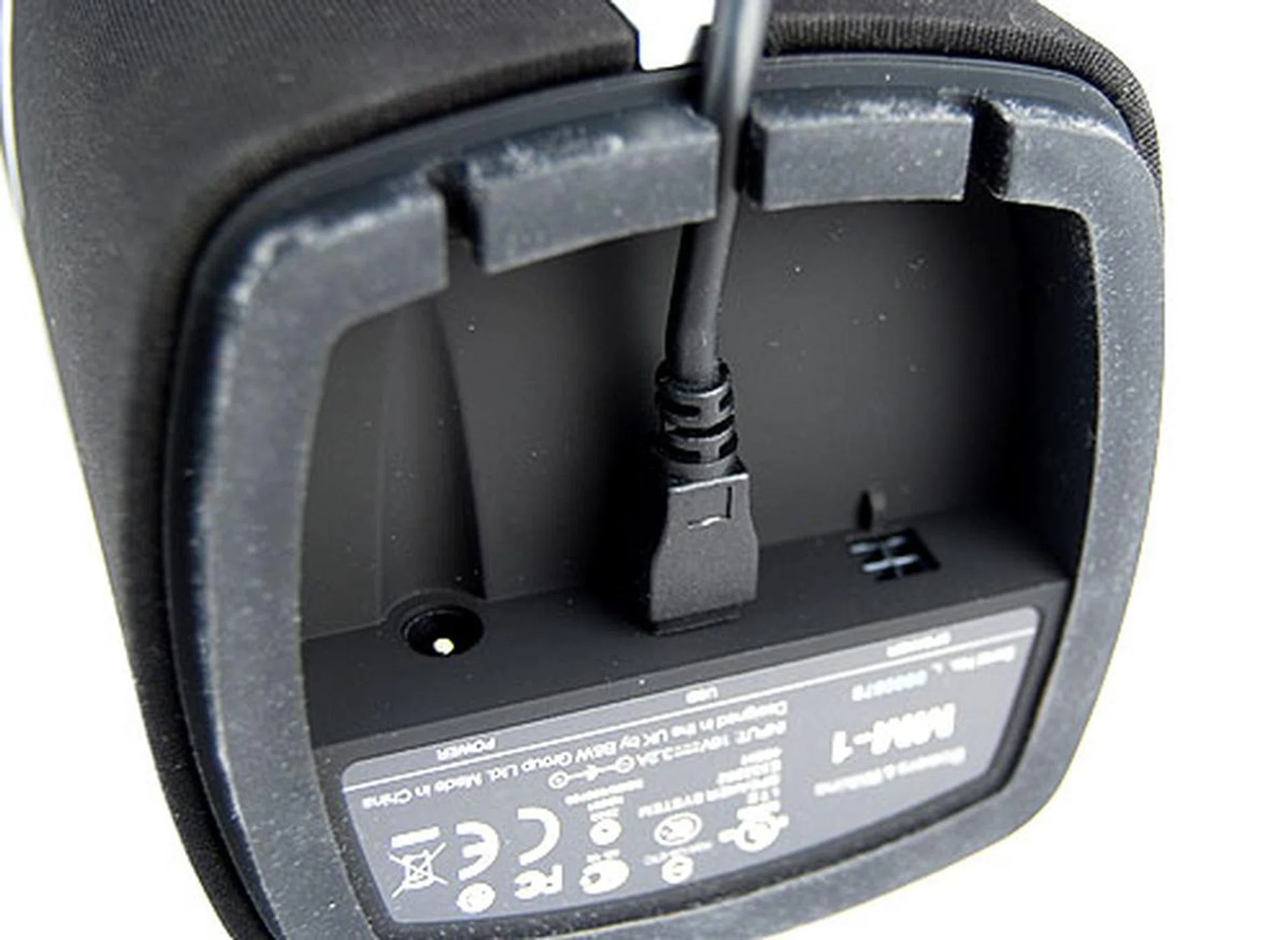 In fact, the right-side speaker acts as a hub of sorts. Power goes into it, as does the mini-USB input. All of these go into the base of the speaker. Small cut-outs in the rubber base ensures the wires do not go out of place.