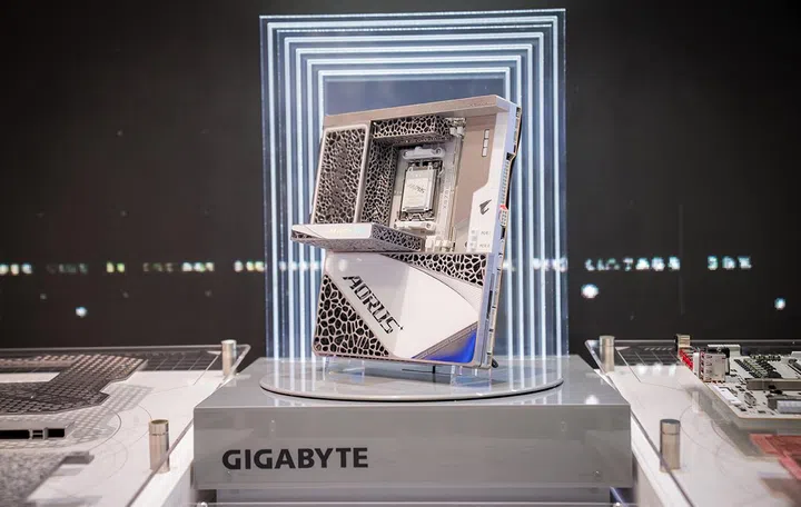 The X870E Aorus Infinity Next focuses on thermals, with a uniquely structured metal backplate.