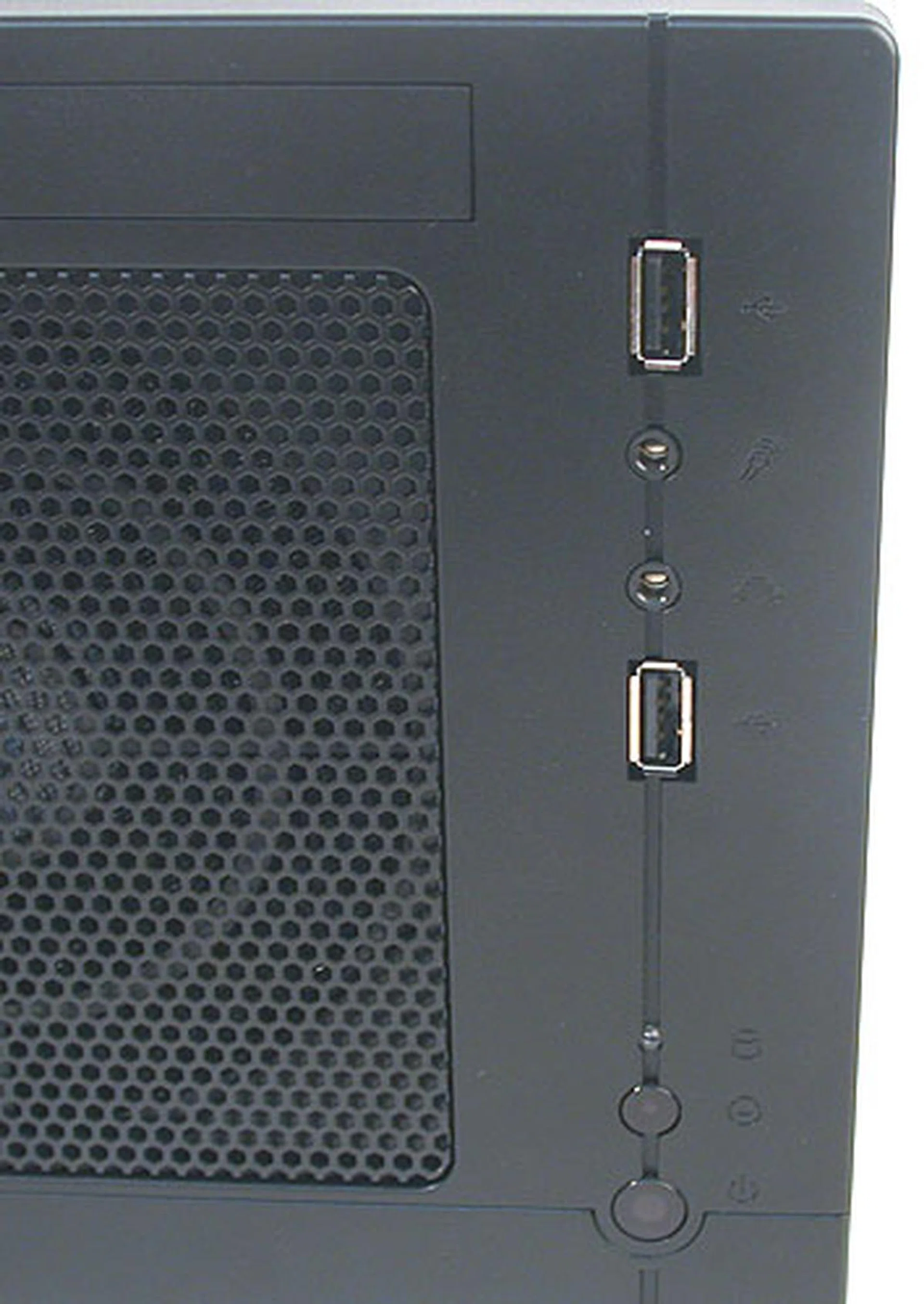 We have seen more attractive looking bezel designs for the front I/O panels but the SG05 gets the work done at least. Two USB 2.0 ports along with the usual power/reset buttons and microphone/headphone jacks. 