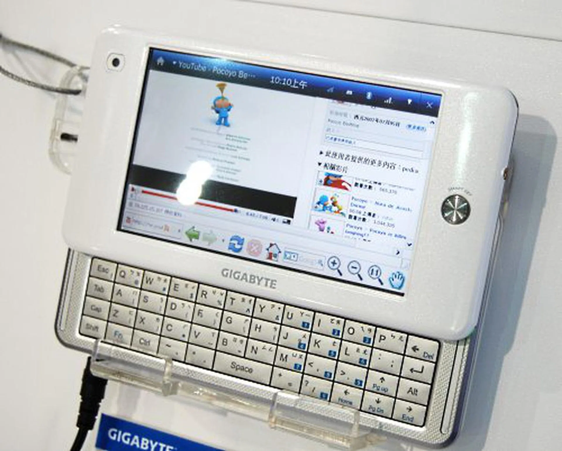  The white version of the M528. When we had a chance to play around with it, the test unit did not seem as responsive as we would have liked. However, it's early days still for this product.  