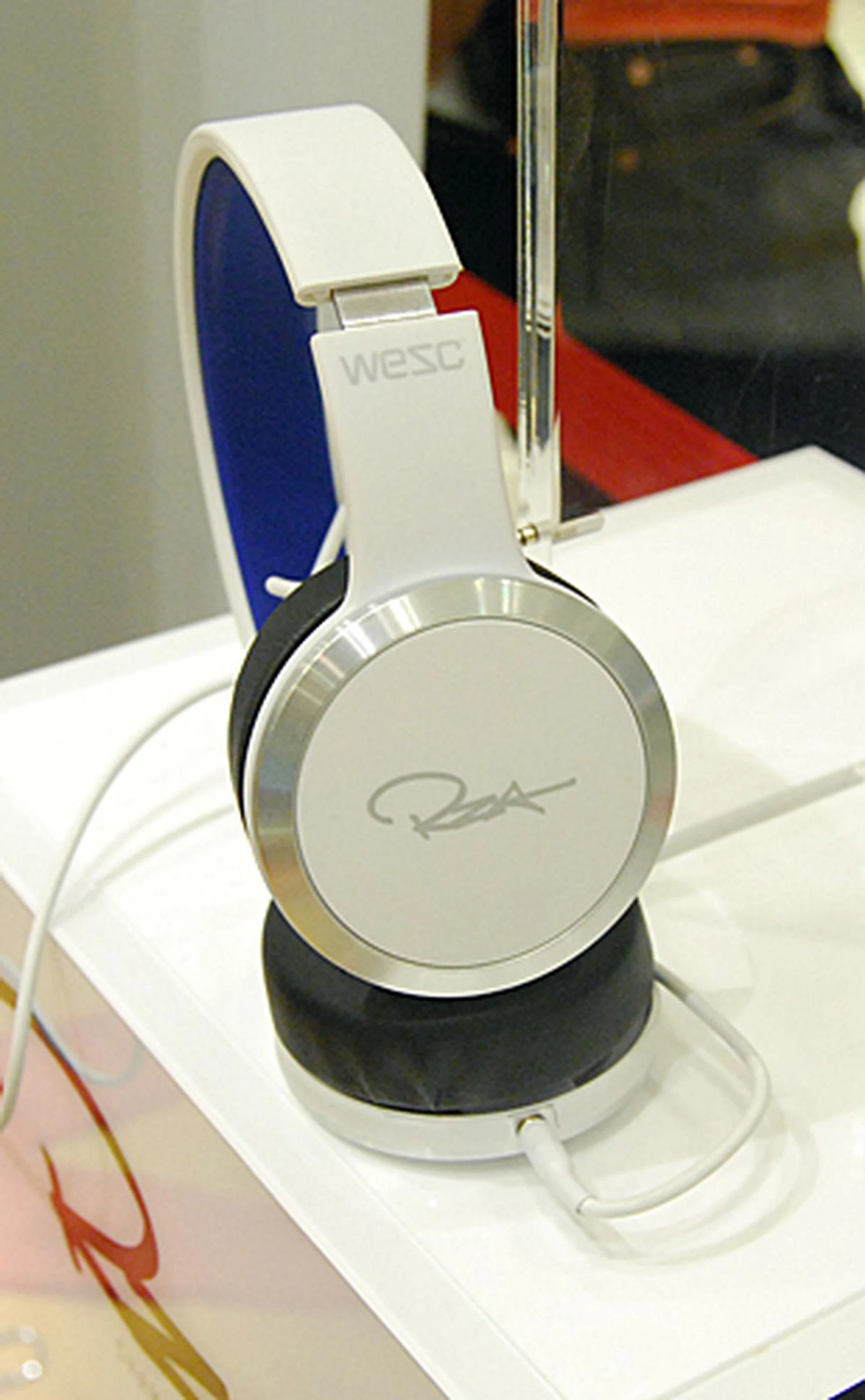 On-ear headphones seem to be all the rage nowadays and the Street is an especially minimalist, good looking example of the design.