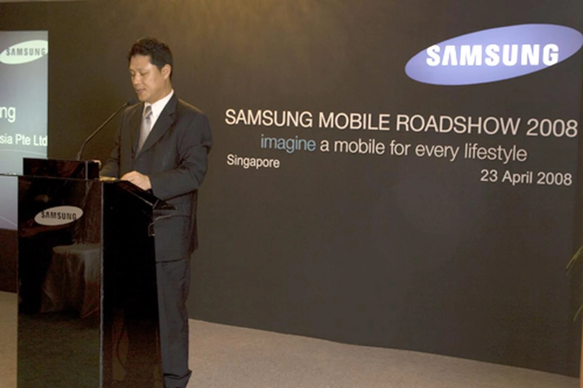 Mr Yoon Ki-Heung, Managing Director, Samsung Asia Pte Ltd, speaks to the media and explains the mobile lifestyle envisioned by Samsung for the consumers.
