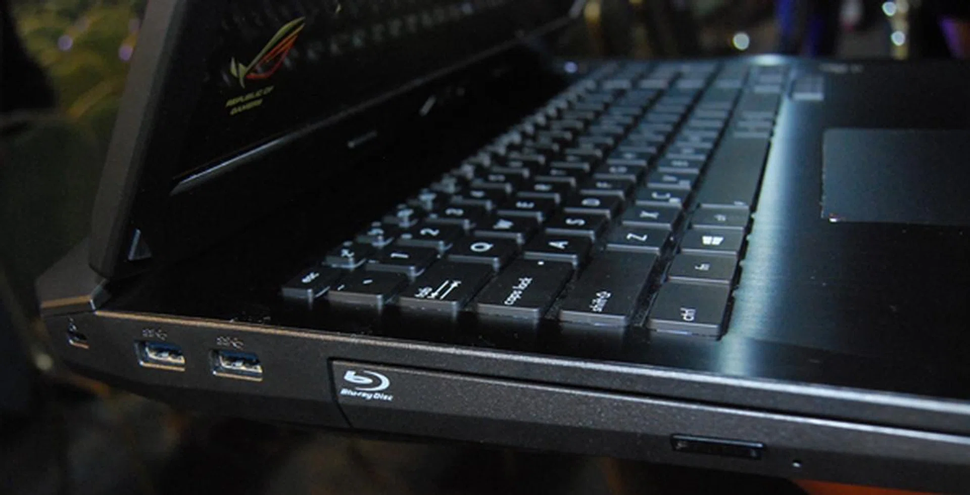 On the left side of the GT750, there is a pair of USB 3.0 ports and a Blueray/DVD combo optical drive.