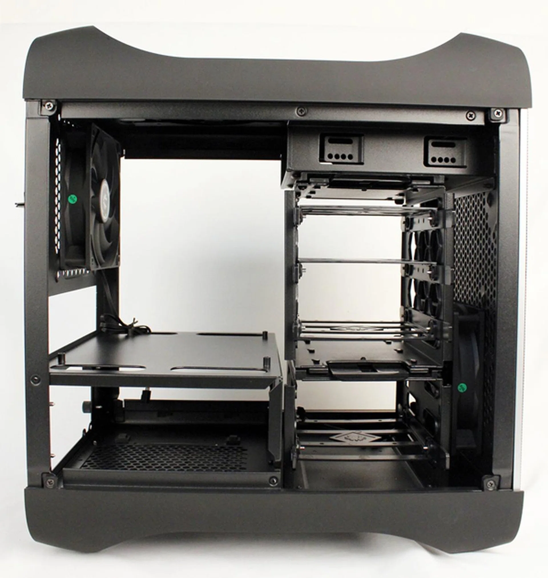 The facings of both 3.5-inch drive cages can be changed and its steps are detailed in the accompanying instruction manual. The cages can accommodate a total of five 3.5-inch drives.
