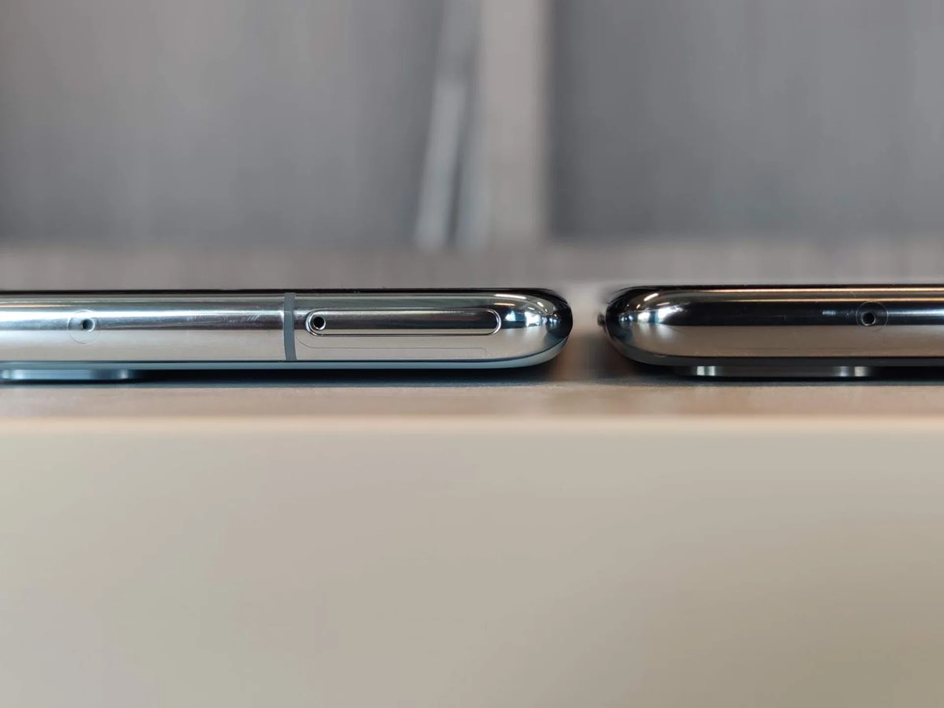 I also realise why the camera bump had to be so large and wide - this ensures a modicum of stability when the phone is placed on a flat surface.